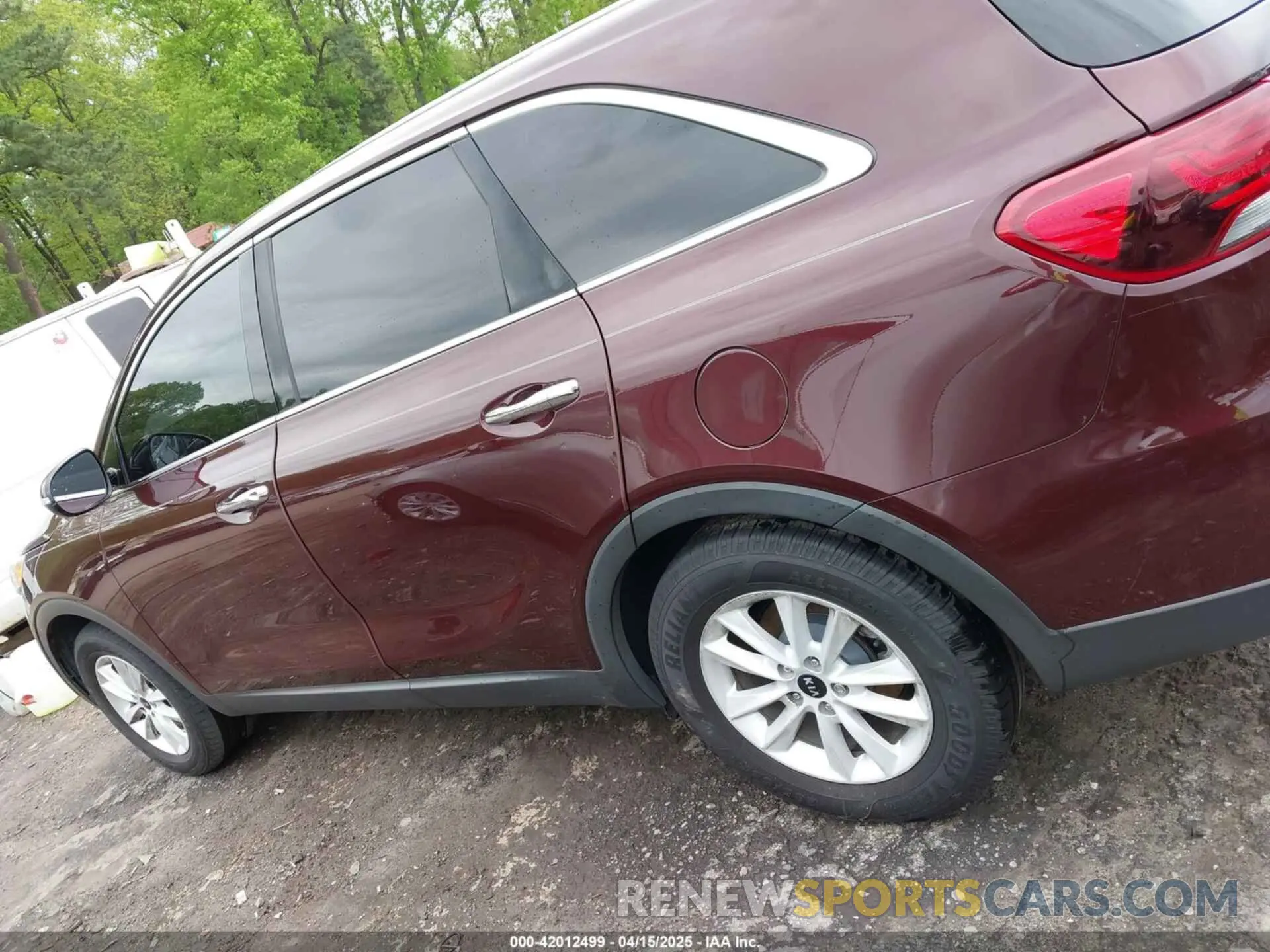 14 Photograph of a damaged car 5XYPG4A34KG510570 KIA SORENTO 2019