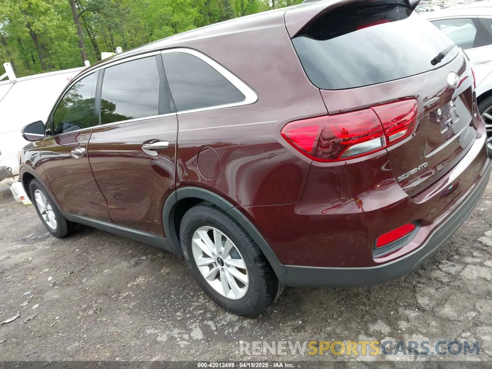 3 Photograph of a damaged car 5XYPG4A34KG510570 KIA SORENTO 2019
