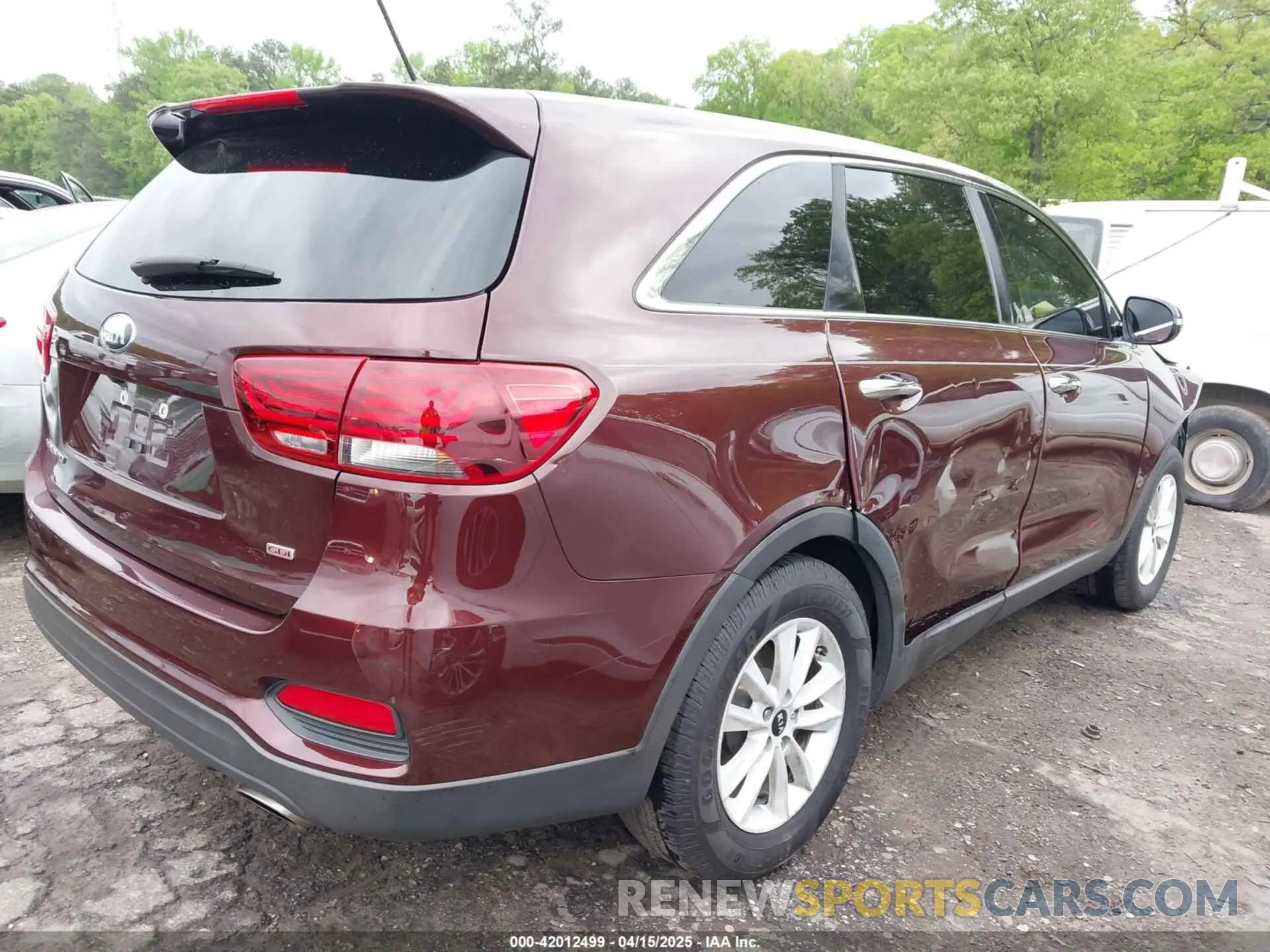 4 Photograph of a damaged car 5XYPG4A34KG510570 KIA SORENTO 2019