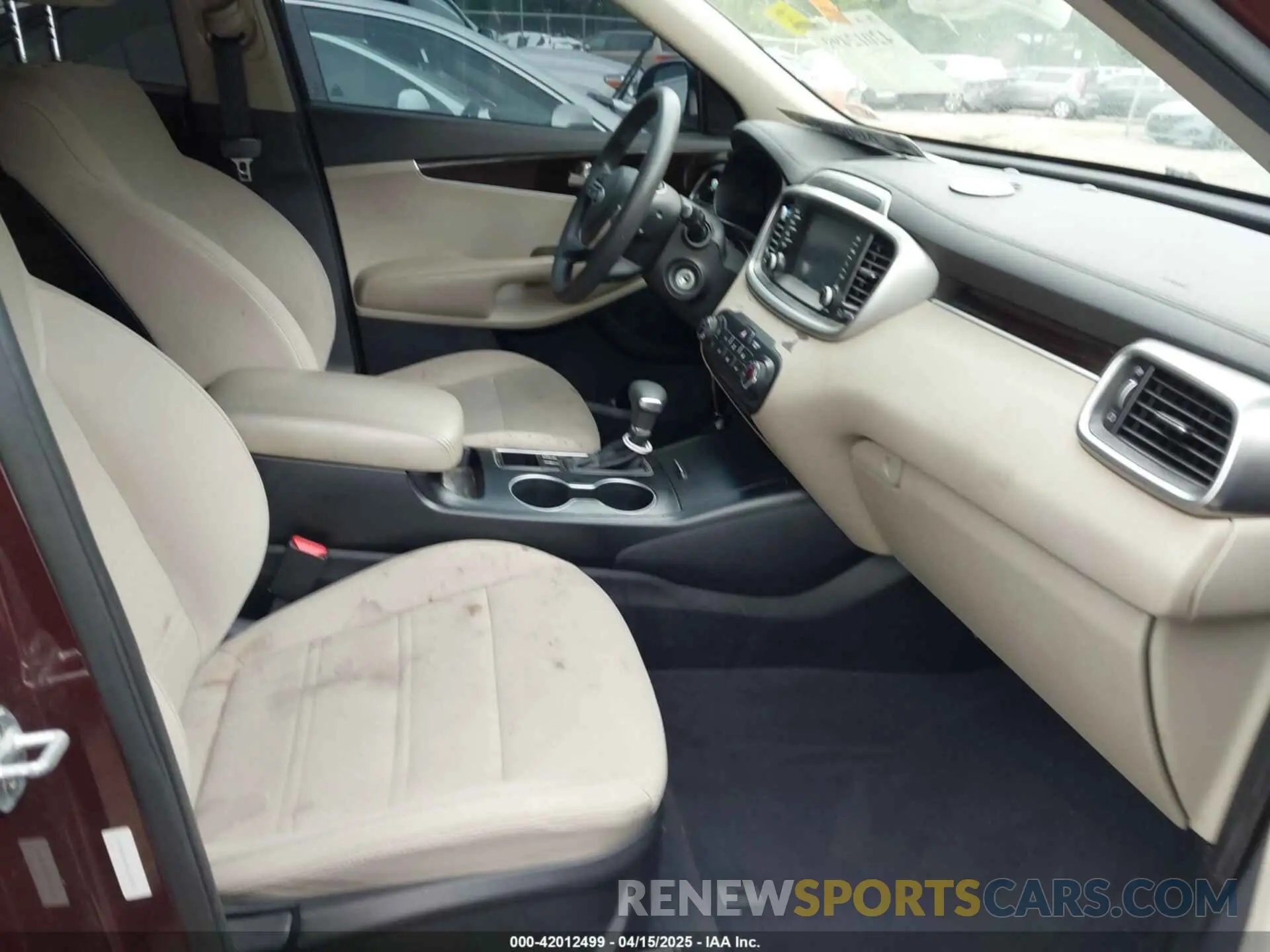 5 Photograph of a damaged car 5XYPG4A34KG510570 KIA SORENTO 2019