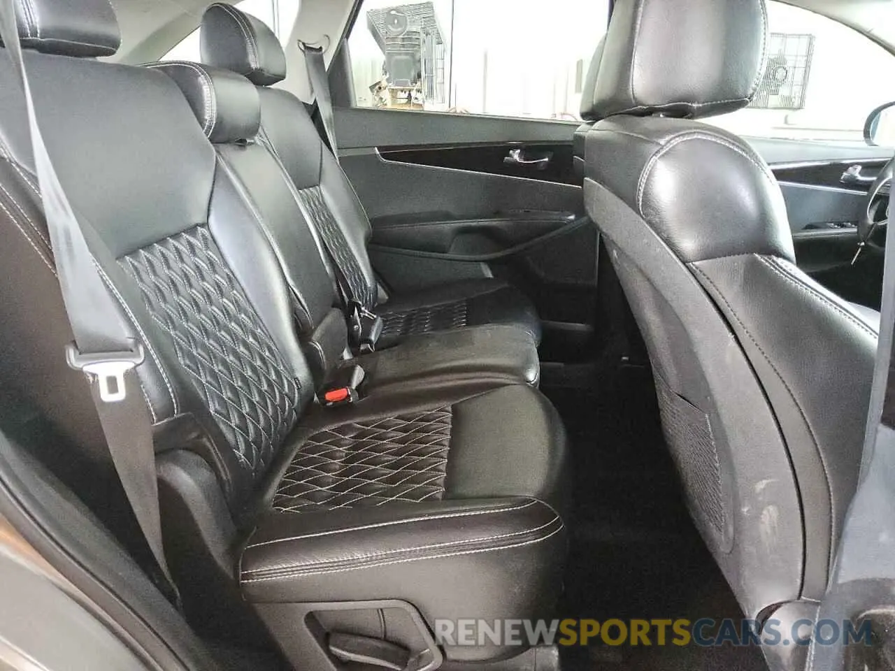 11 Photograph of a damaged car 5XYPG4A34KG531645 KIA SORENTO 2019