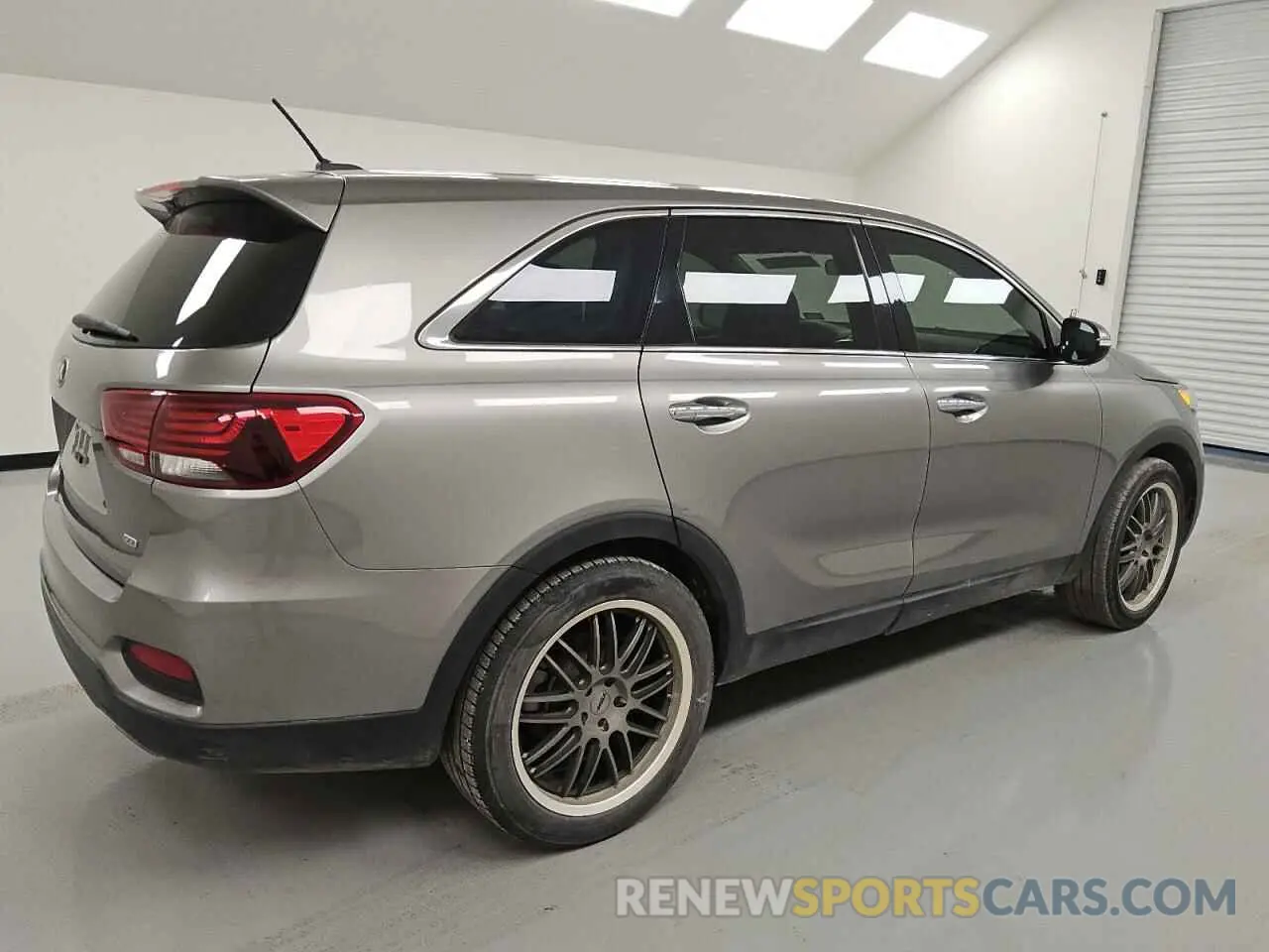 3 Photograph of a damaged car 5XYPG4A34KG531645 KIA SORENTO 2019