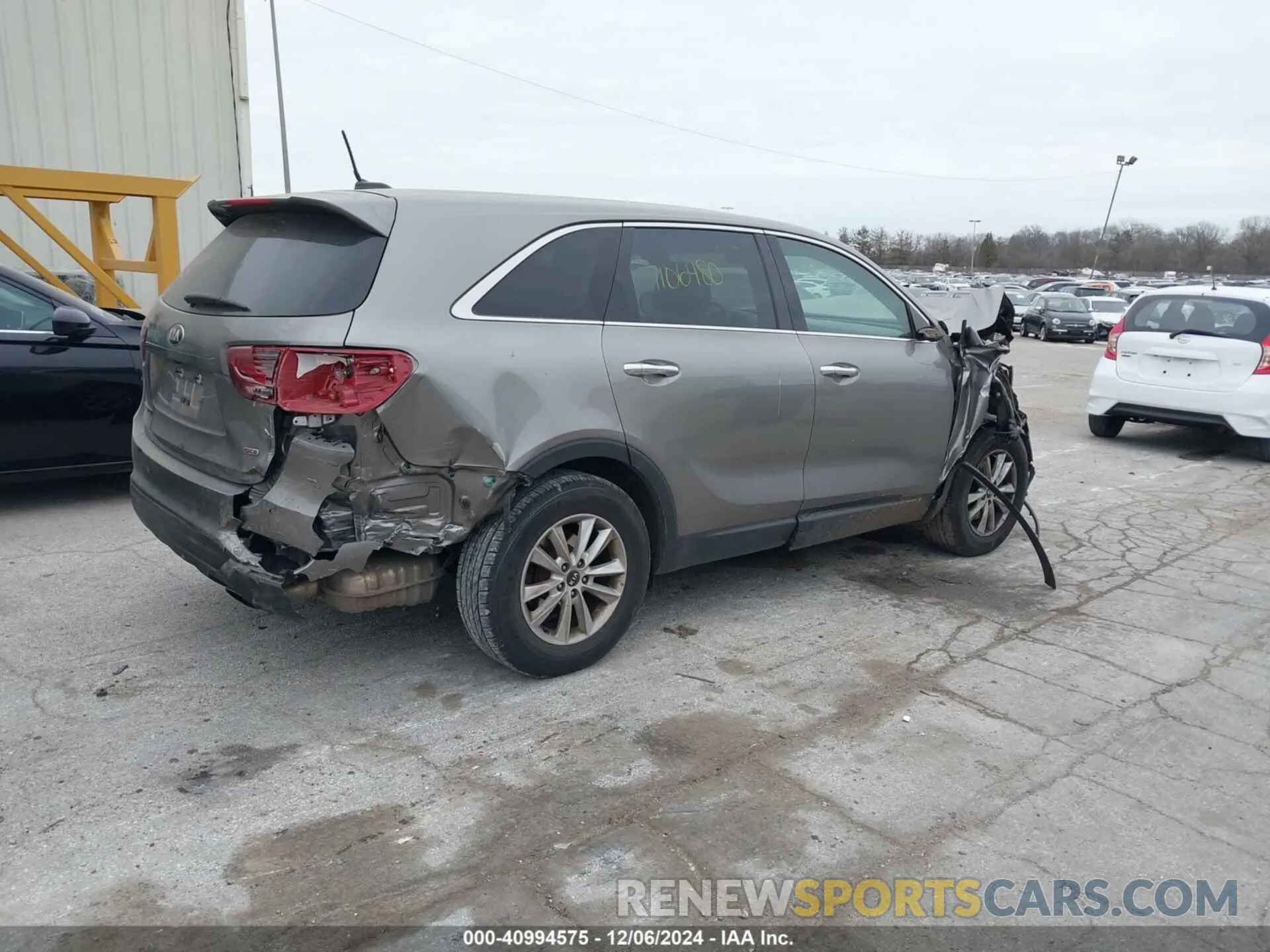 4 Photograph of a damaged car 5XYPG4A34KG534299 KIA SORENTO 2019