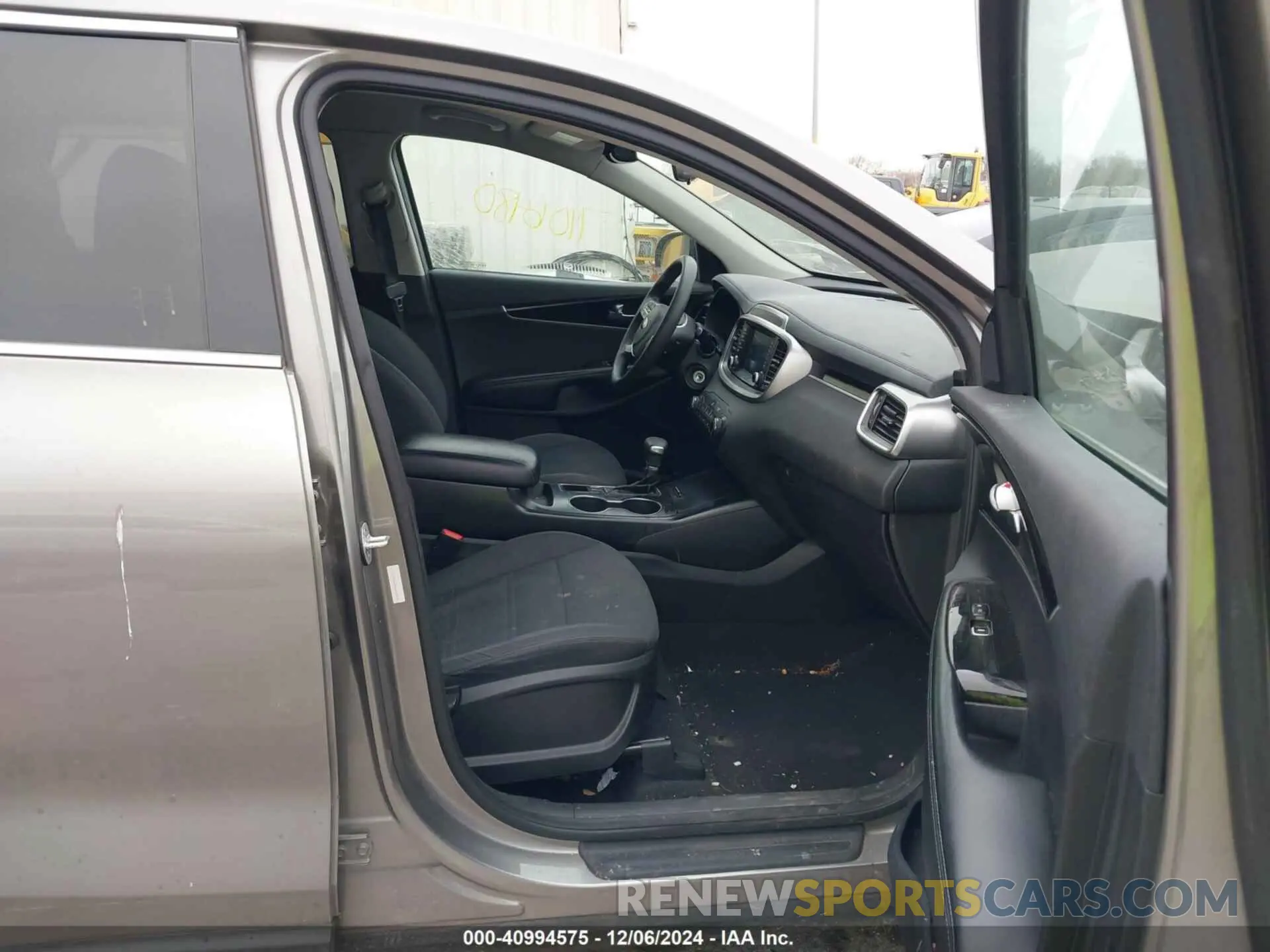 5 Photograph of a damaged car 5XYPG4A34KG534299 KIA SORENTO 2019