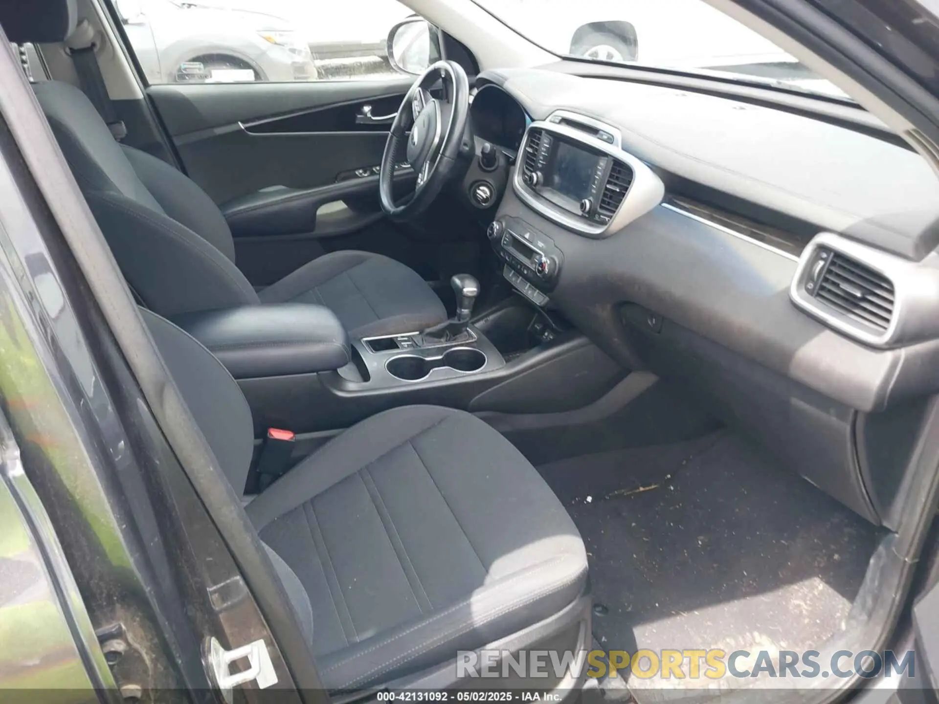 5 Photograph of a damaged car 5XYPG4A34KG538689 KIA SORENTO 2019