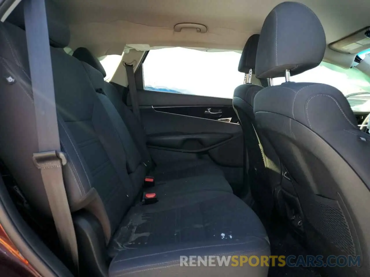 11 Photograph of a damaged car 5XYPG4A34KG571062 KIA SORENTO 2019