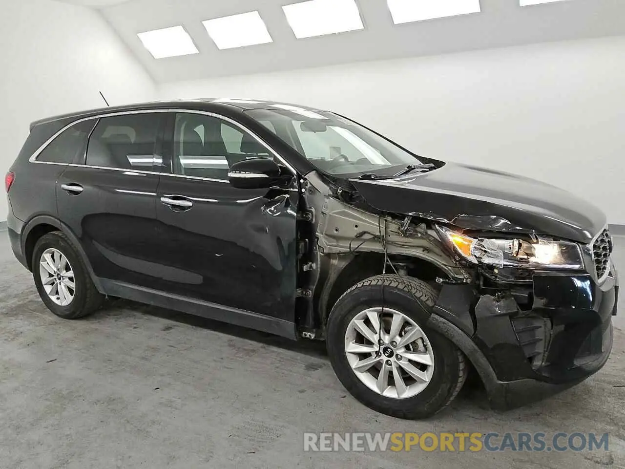 4 Photograph of a damaged car 5XYPG4A35KG472640 KIA SORENTO 2019