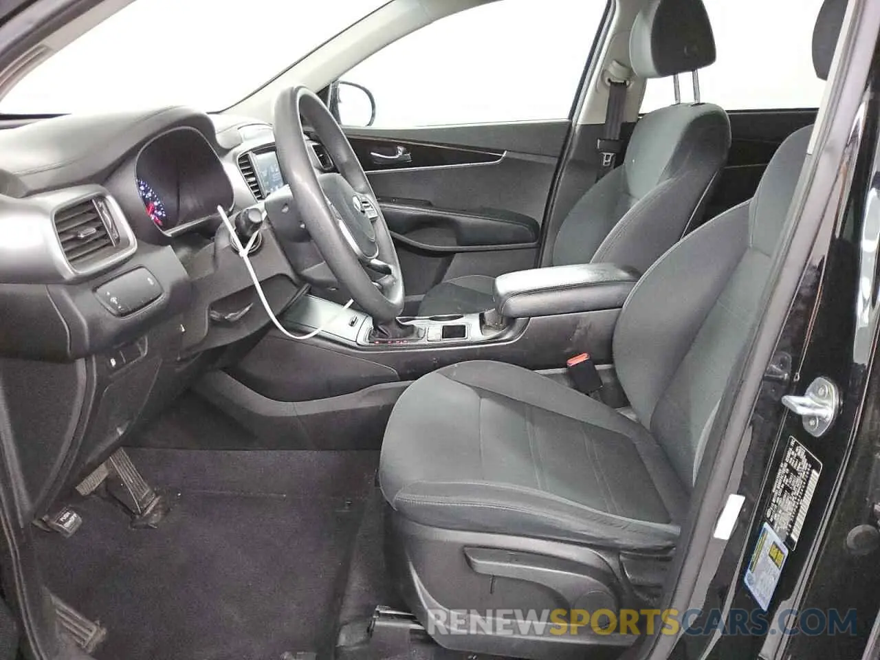 7 Photograph of a damaged car 5XYPG4A35KG472640 KIA SORENTO 2019