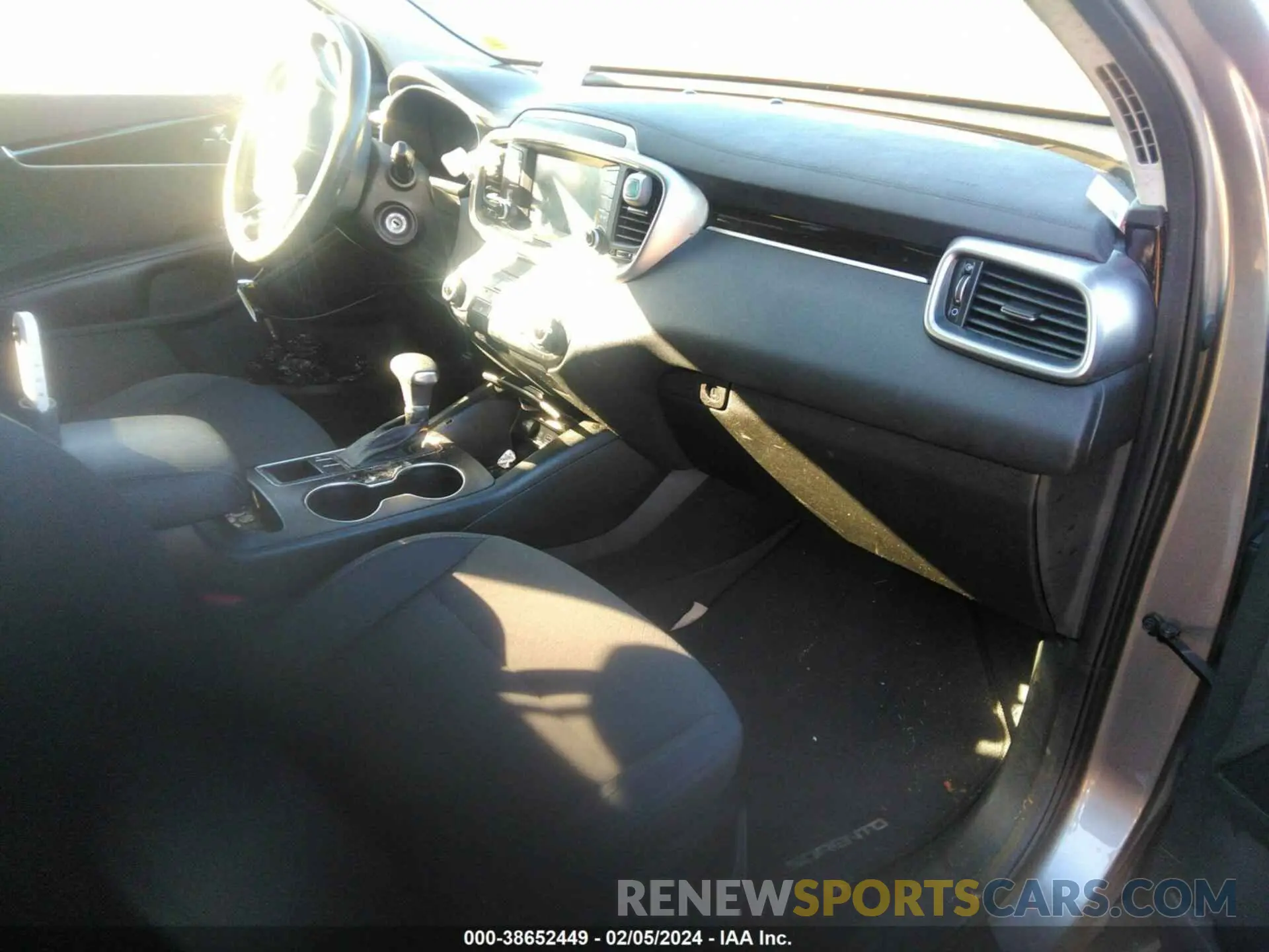 5 Photograph of a damaged car 5XYPG4A35KG506401 KIA SORENTO 2019
