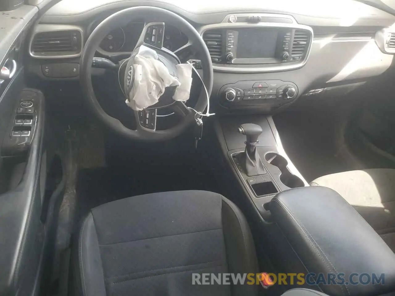 8 Photograph of a damaged car 5XYPG4A35KG533470 KIA SORENTO 2019