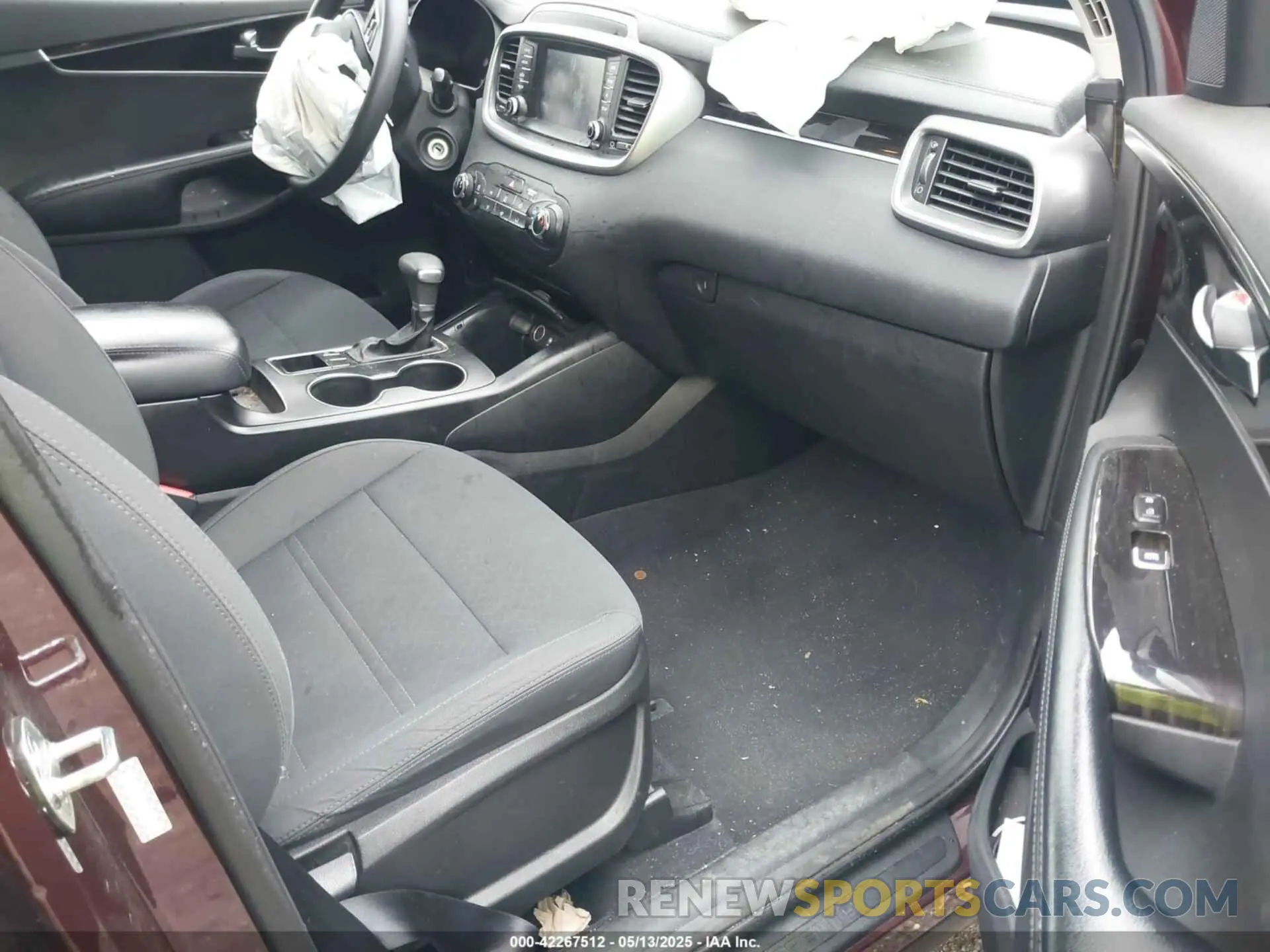 5 Photograph of a damaged car 5XYPG4A35KG576058 KIA SORENTO 2019