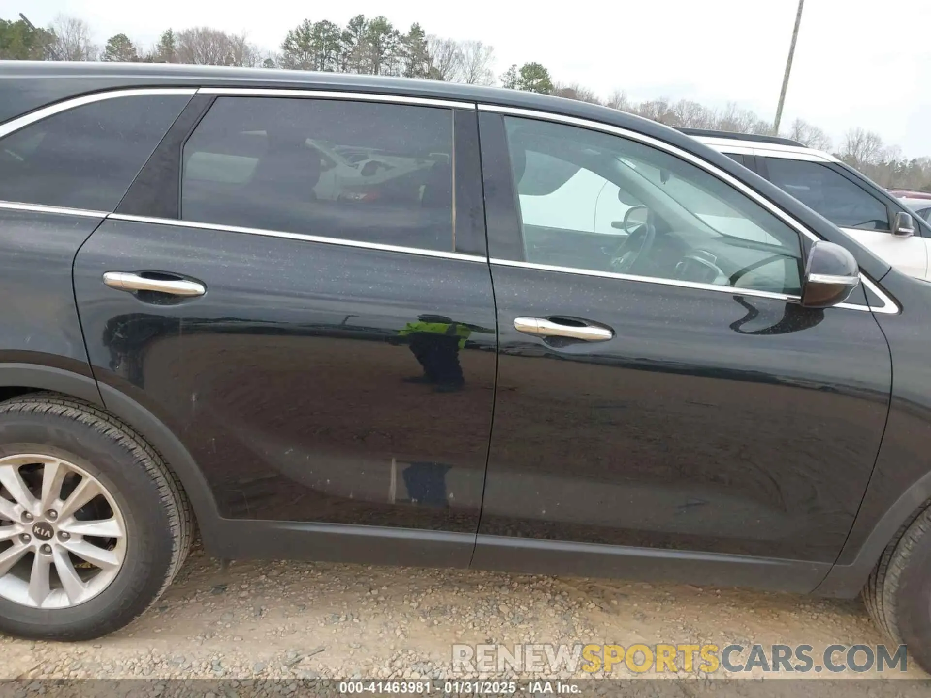 13 Photograph of a damaged car 5XYPG4A35KG577548 KIA SORENTO 2019