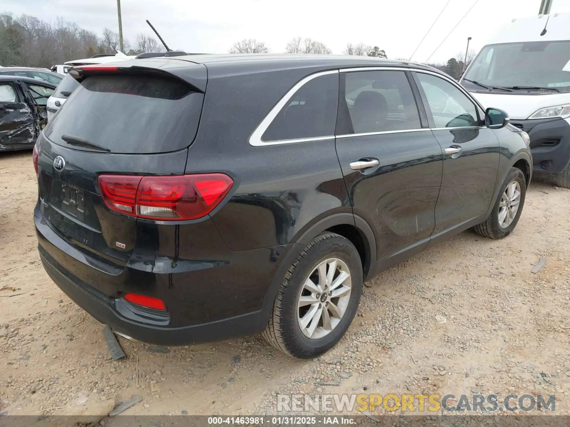 4 Photograph of a damaged car 5XYPG4A35KG577548 KIA SORENTO 2019