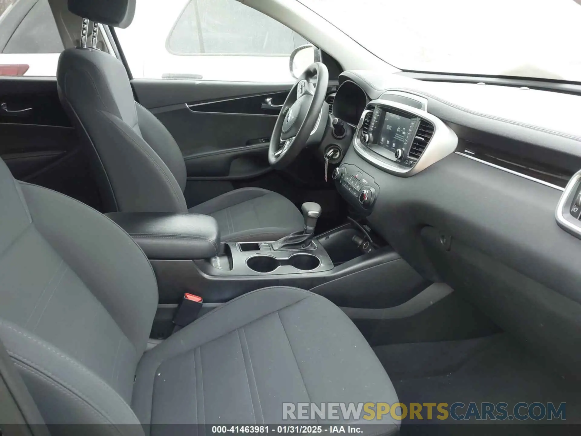 5 Photograph of a damaged car 5XYPG4A35KG577548 KIA SORENTO 2019