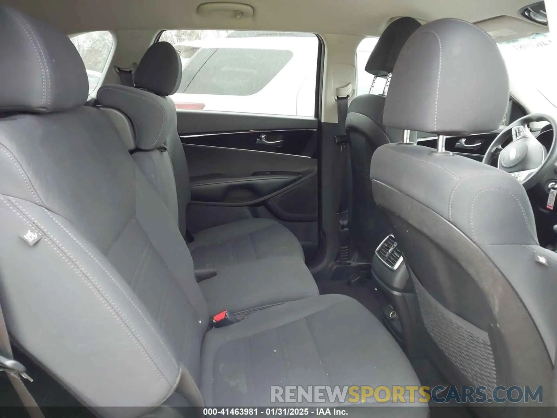 8 Photograph of a damaged car 5XYPG4A35KG577548 KIA SORENTO 2019