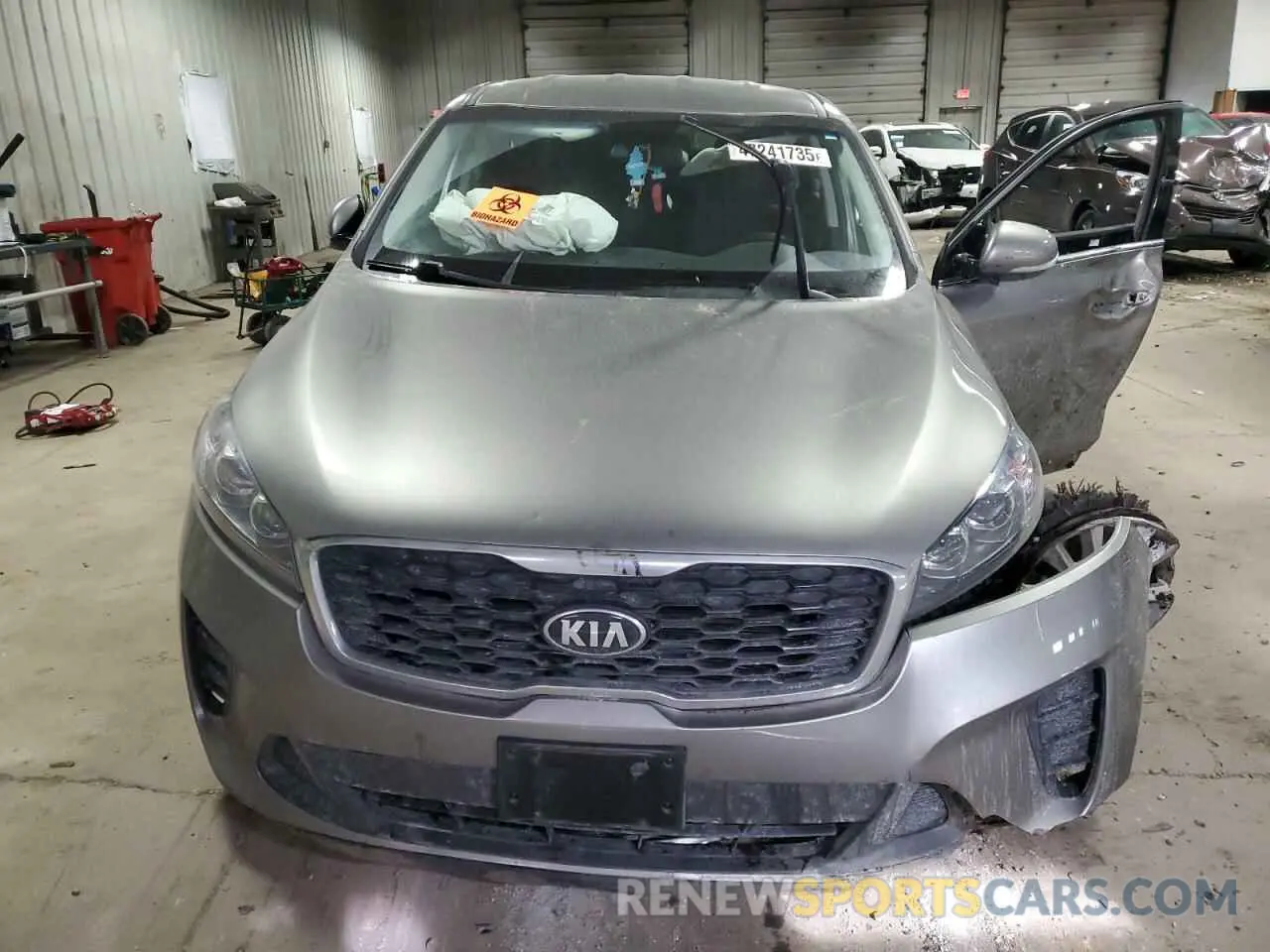 5 Photograph of a damaged car 5XYPG4A36KG438349 KIA SORENTO 2019