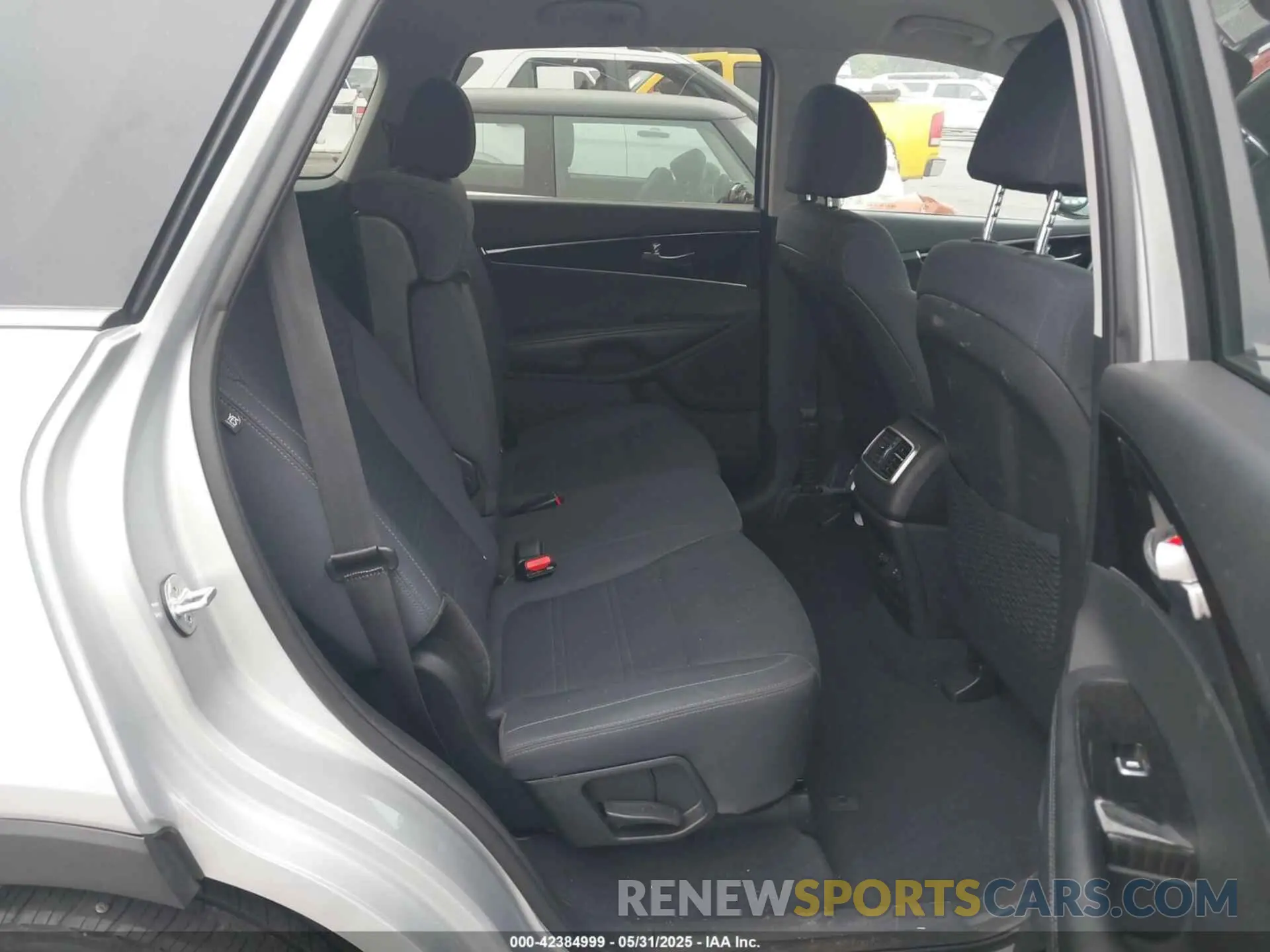 8 Photograph of a damaged car 5XYPG4A36KG438741 KIA SORENTO 2019
