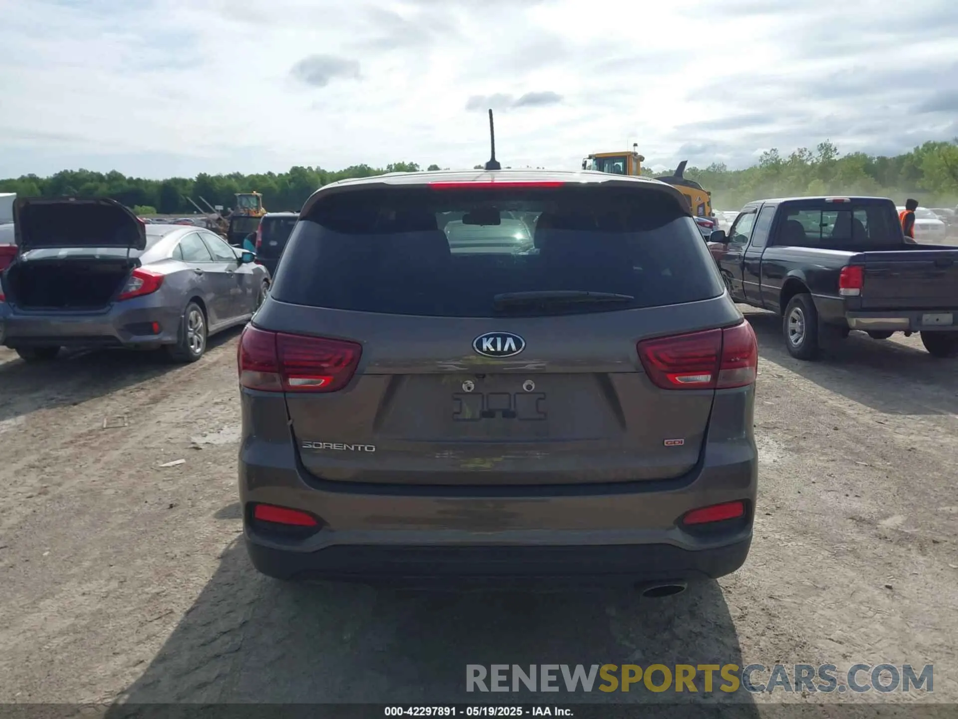16 Photograph of a damaged car 5XYPG4A36KG505614 KIA SORENTO 2019
