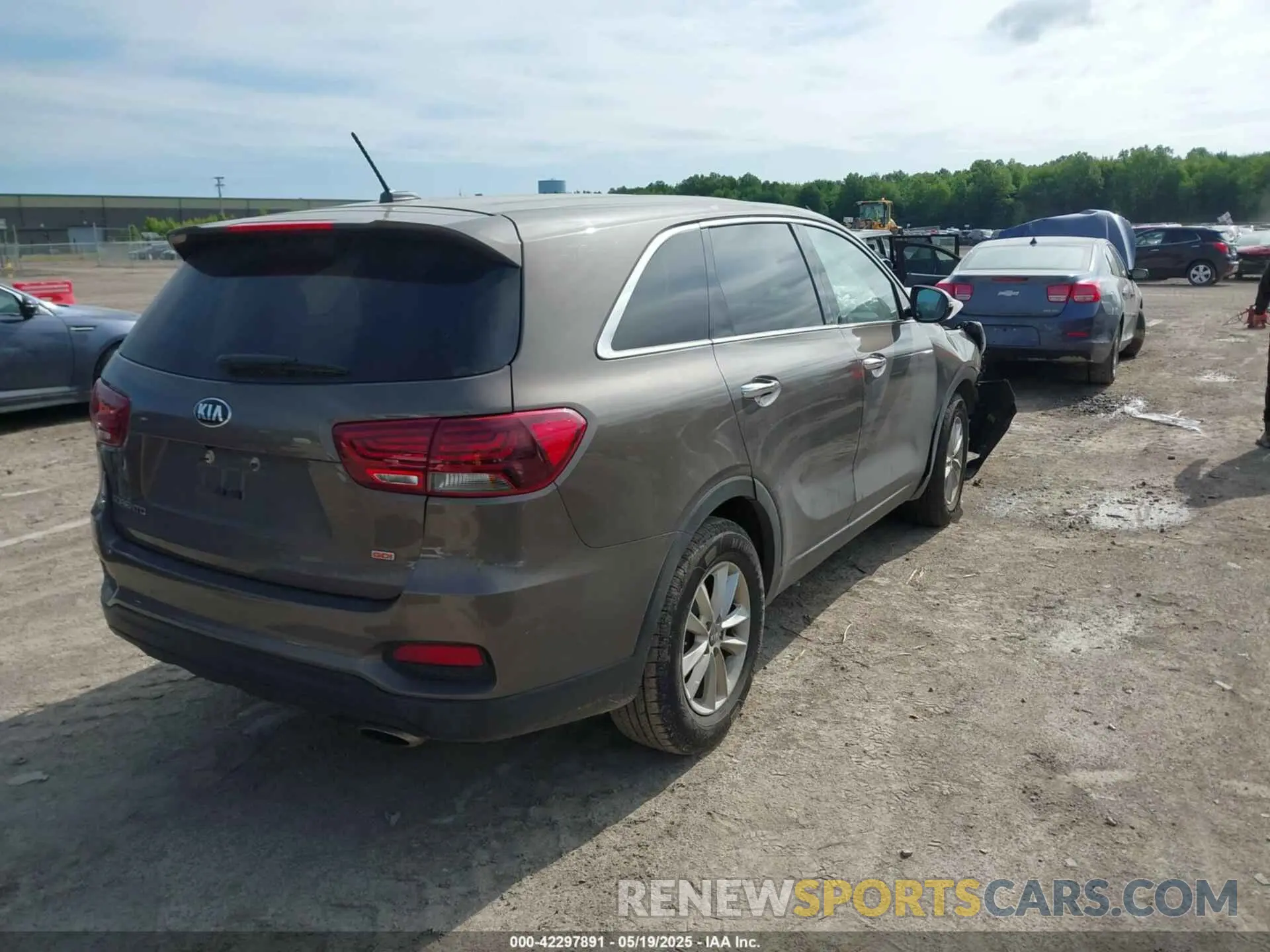 4 Photograph of a damaged car 5XYPG4A36KG505614 KIA SORENTO 2019