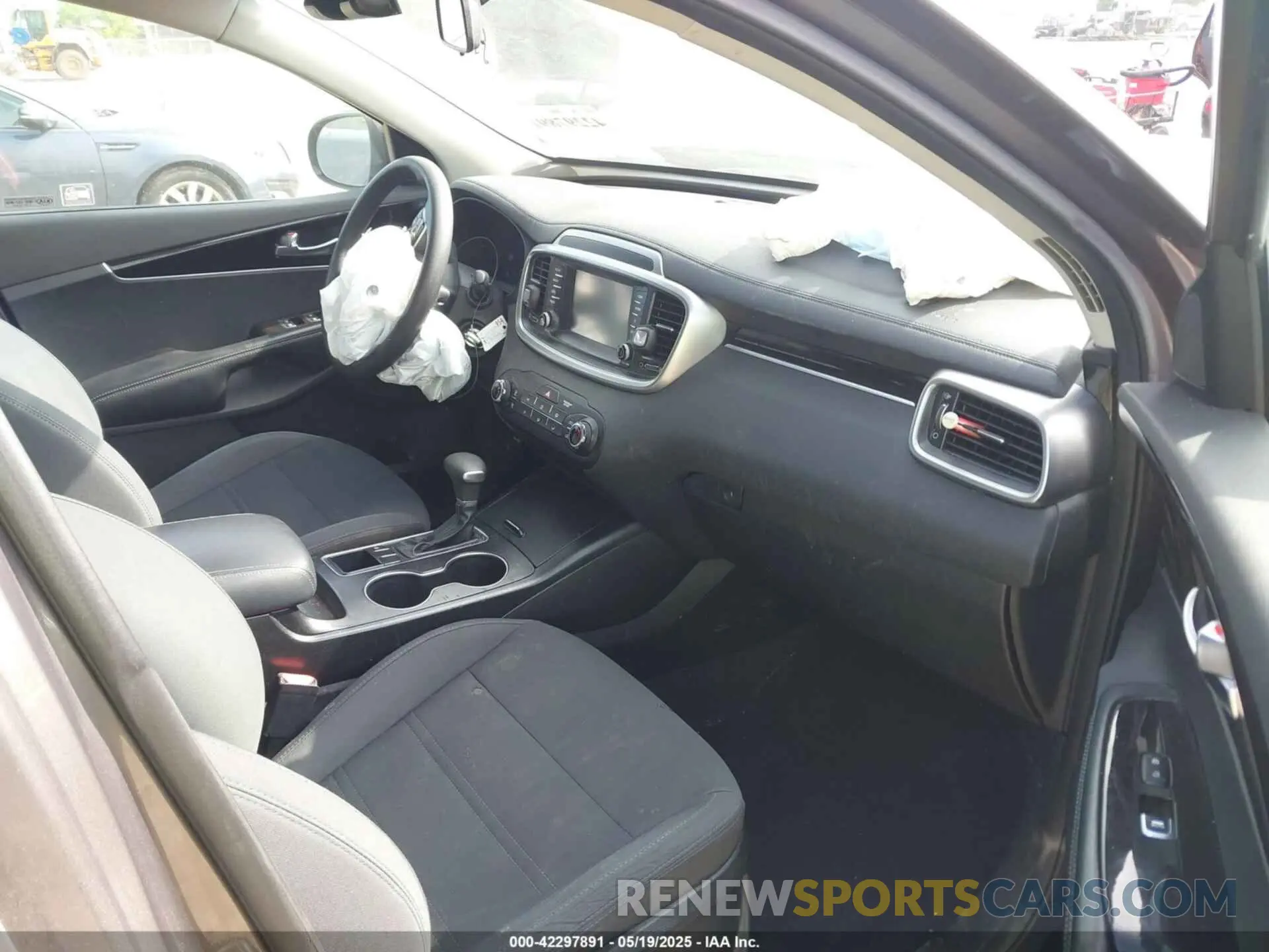 5 Photograph of a damaged car 5XYPG4A36KG505614 KIA SORENTO 2019