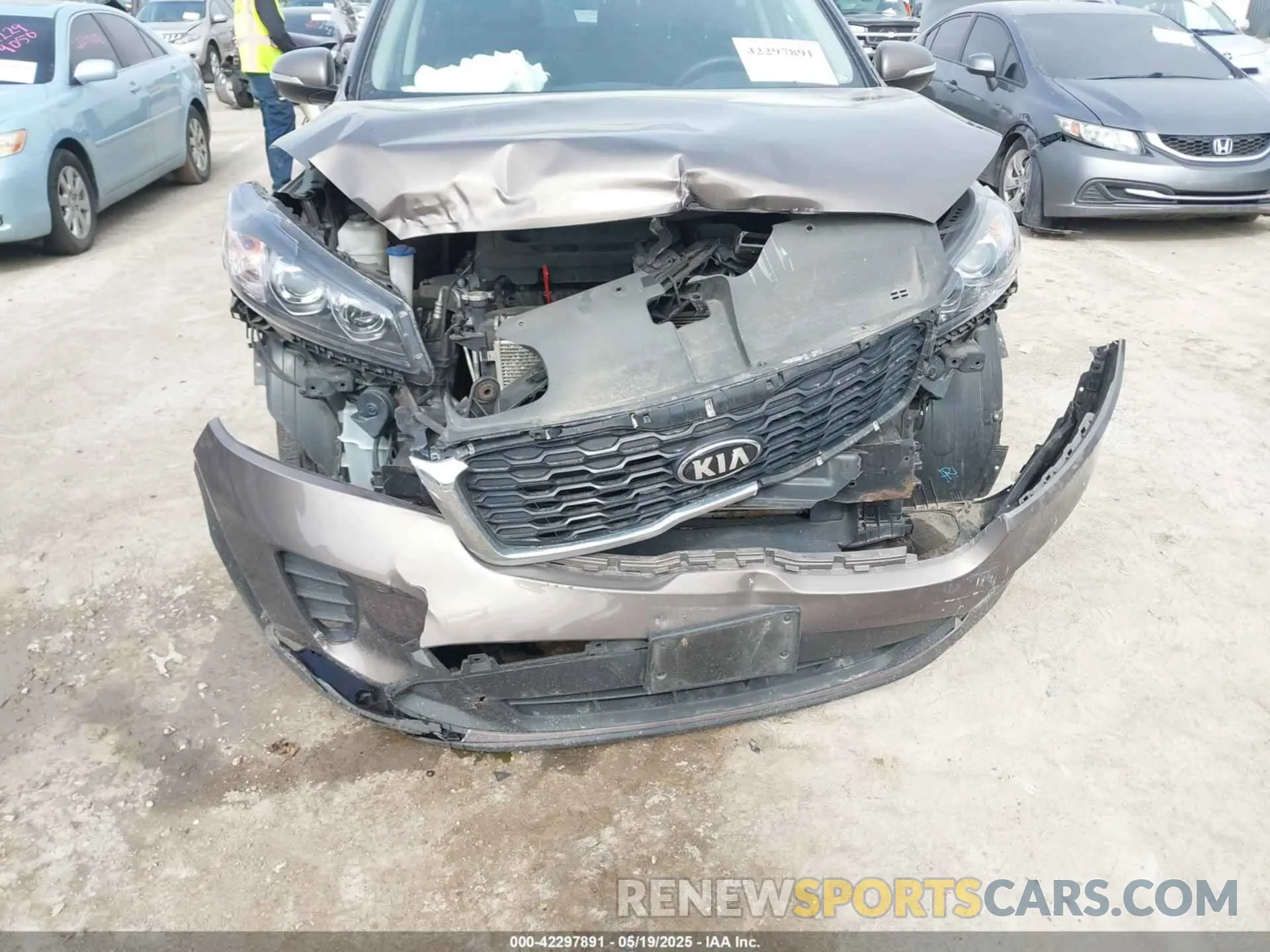 6 Photograph of a damaged car 5XYPG4A36KG505614 KIA SORENTO 2019