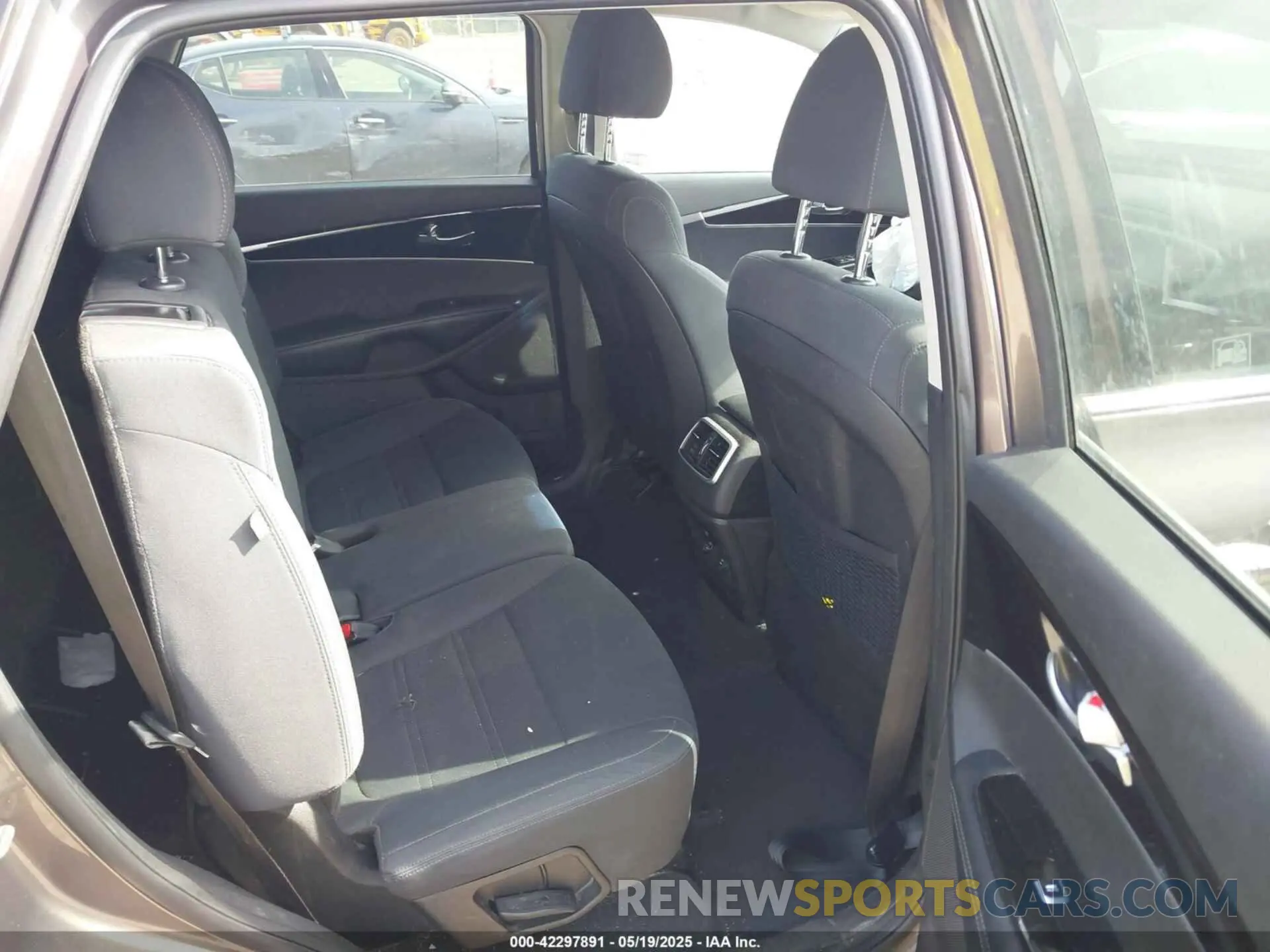 8 Photograph of a damaged car 5XYPG4A36KG505614 KIA SORENTO 2019