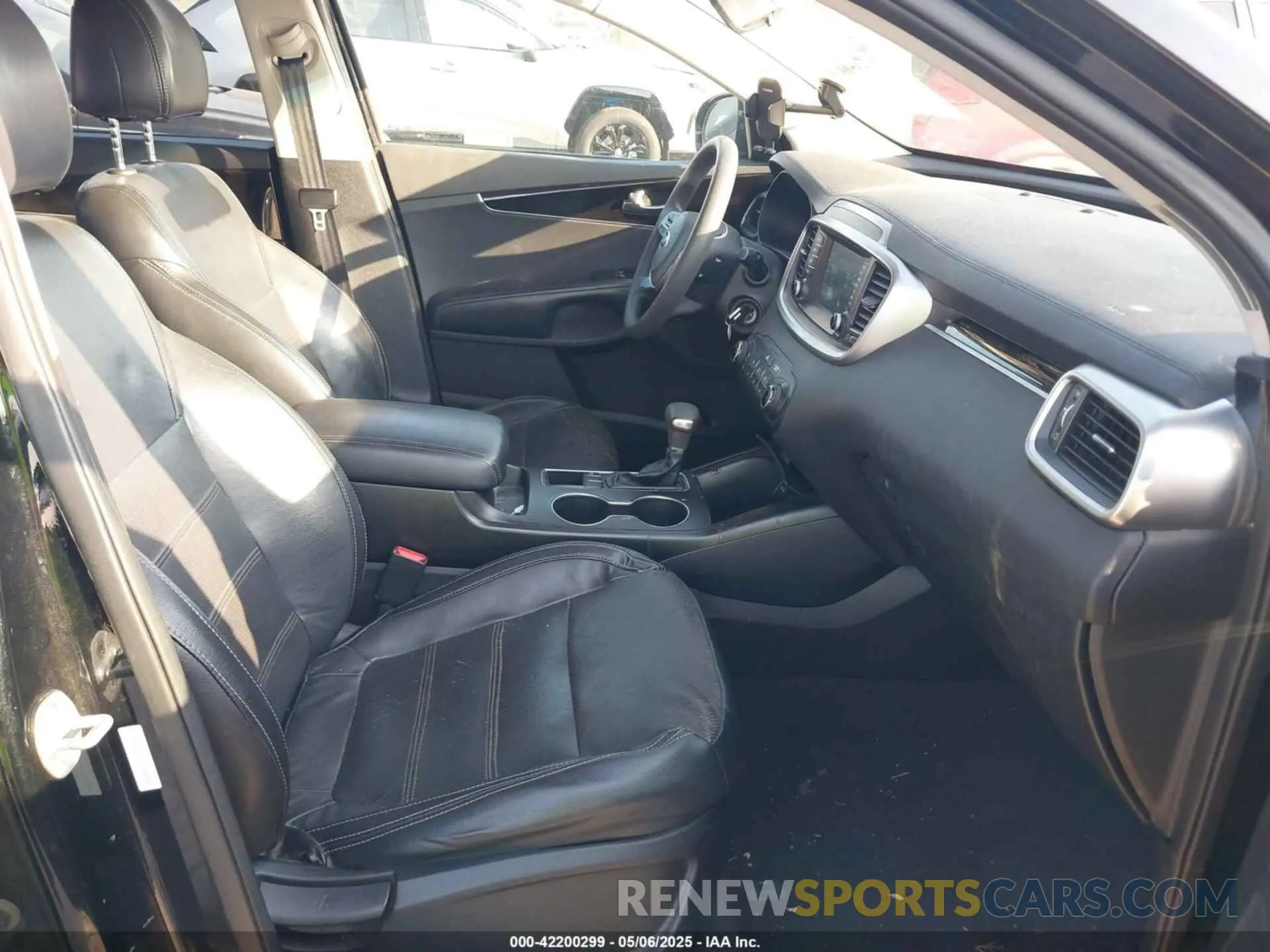 5 Photograph of a damaged car 5XYPG4A36KG550066 KIA SORENTO 2019