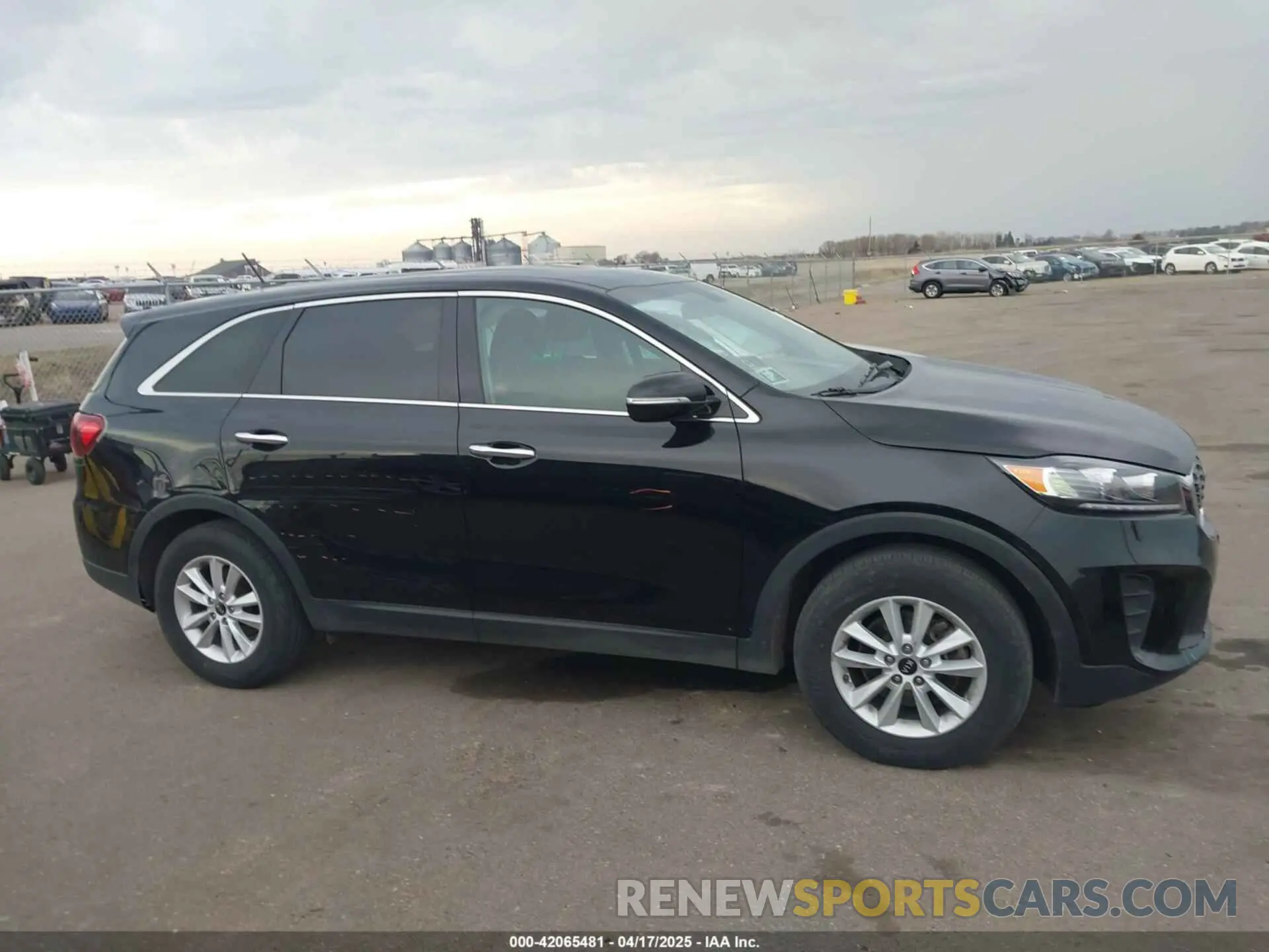 14 Photograph of a damaged car 5XYPG4A36KG558975 KIA SORENTO 2019