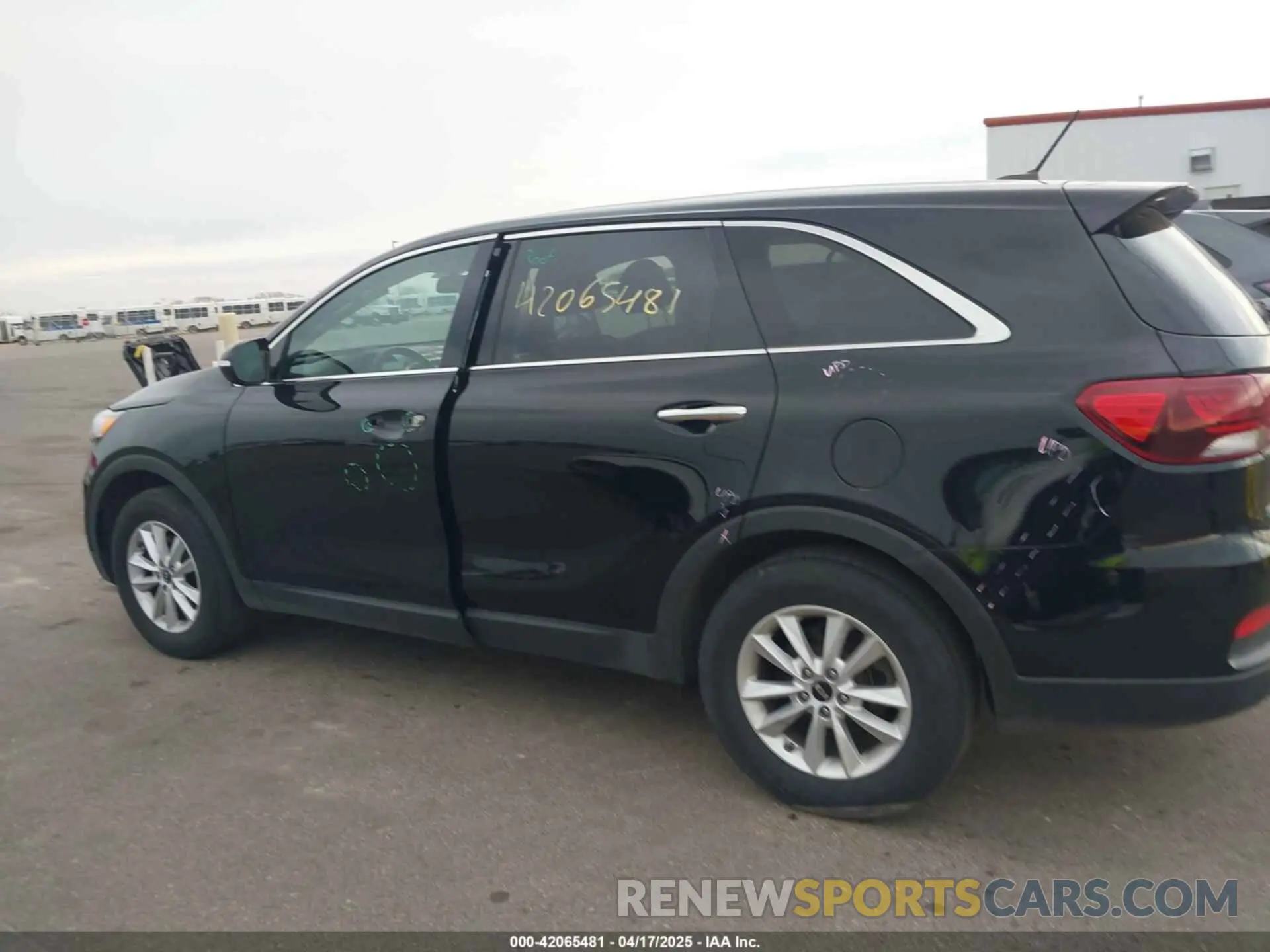 15 Photograph of a damaged car 5XYPG4A36KG558975 KIA SORENTO 2019