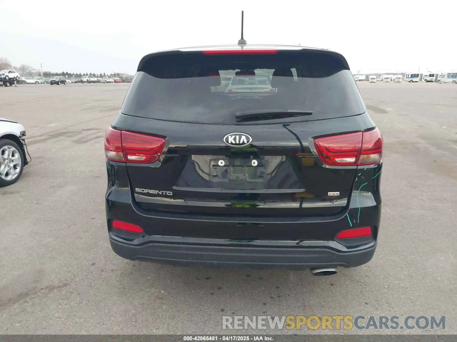 17 Photograph of a damaged car 5XYPG4A36KG558975 KIA SORENTO 2019