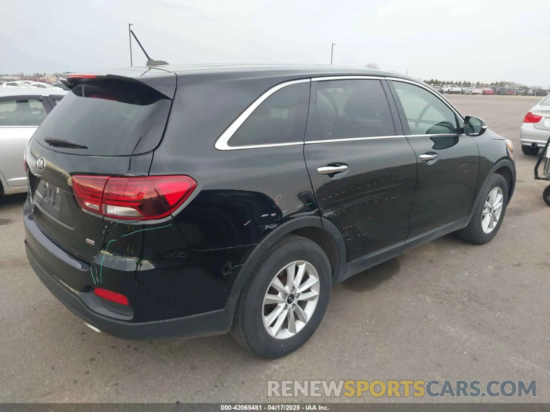 4 Photograph of a damaged car 5XYPG4A36KG558975 KIA SORENTO 2019