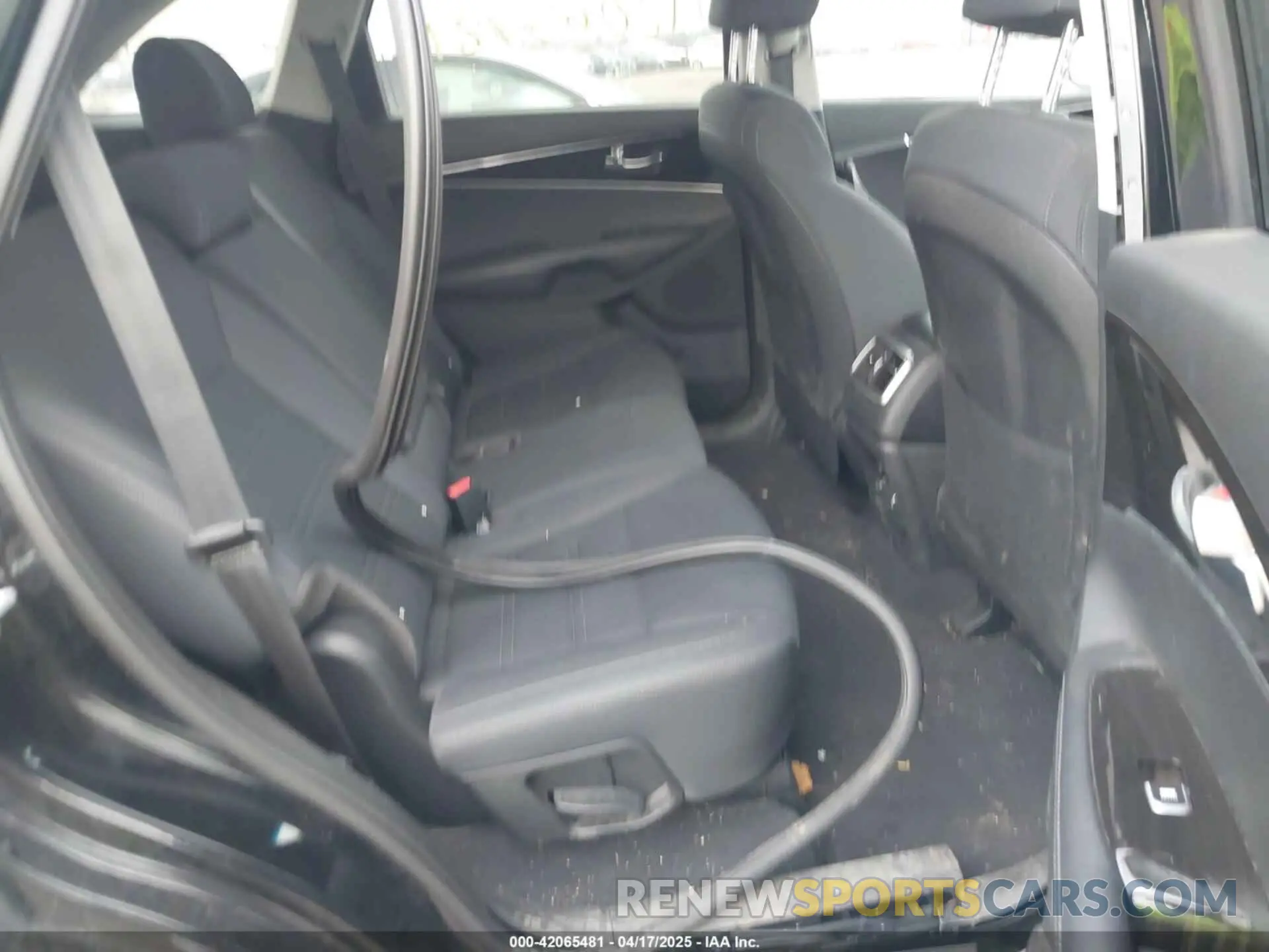 8 Photograph of a damaged car 5XYPG4A36KG558975 KIA SORENTO 2019
