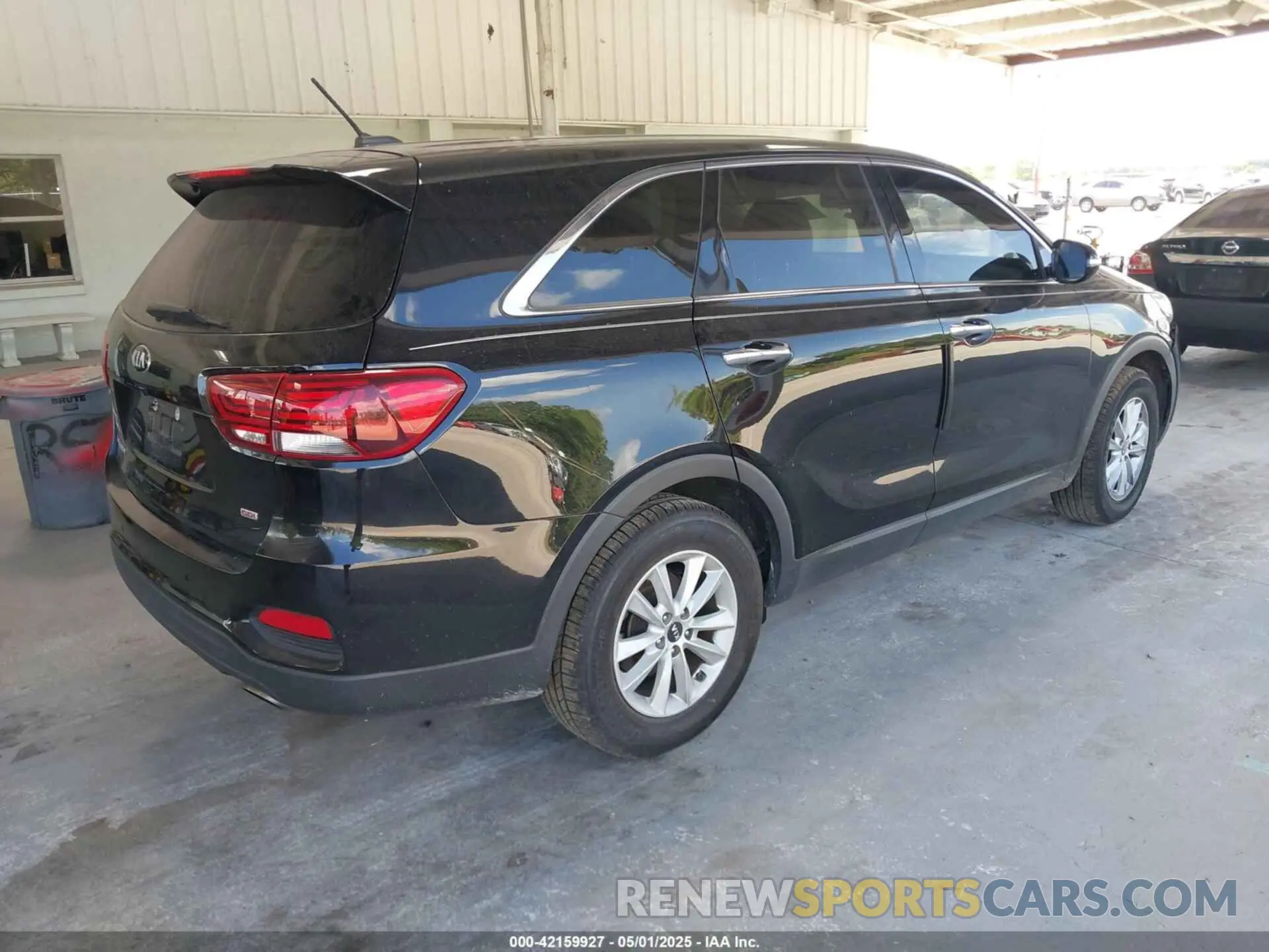 4 Photograph of a damaged car 5XYPG4A36KG571869 KIA SORENTO 2019