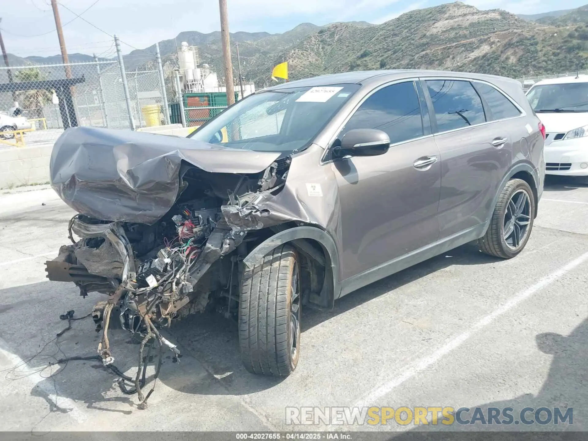 2 Photograph of a damaged car 5XYPG4A36KG574769 KIA SORENTO 2019
