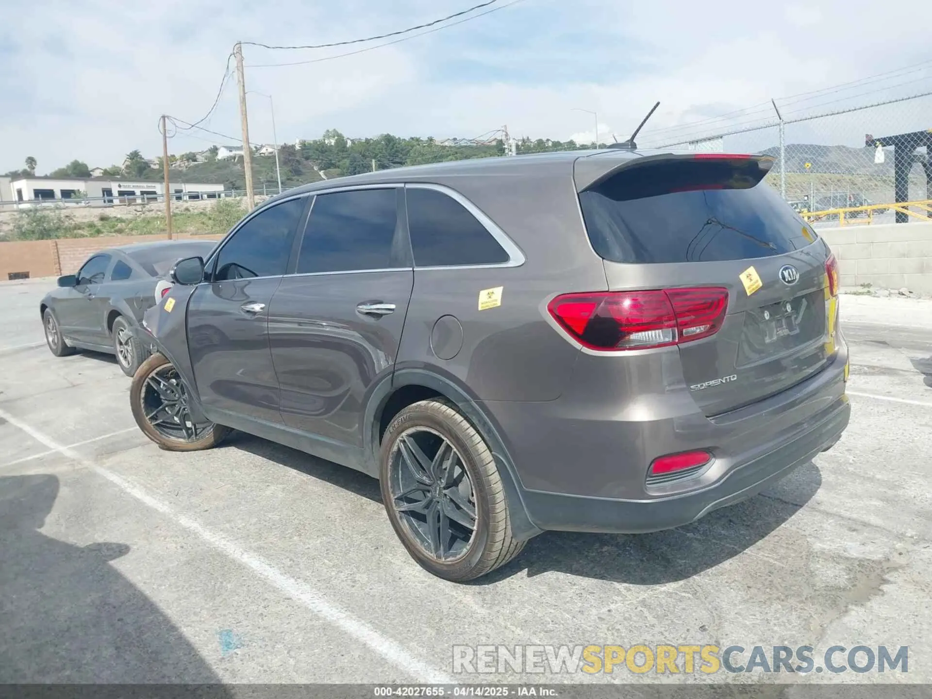 3 Photograph of a damaged car 5XYPG4A36KG574769 KIA SORENTO 2019