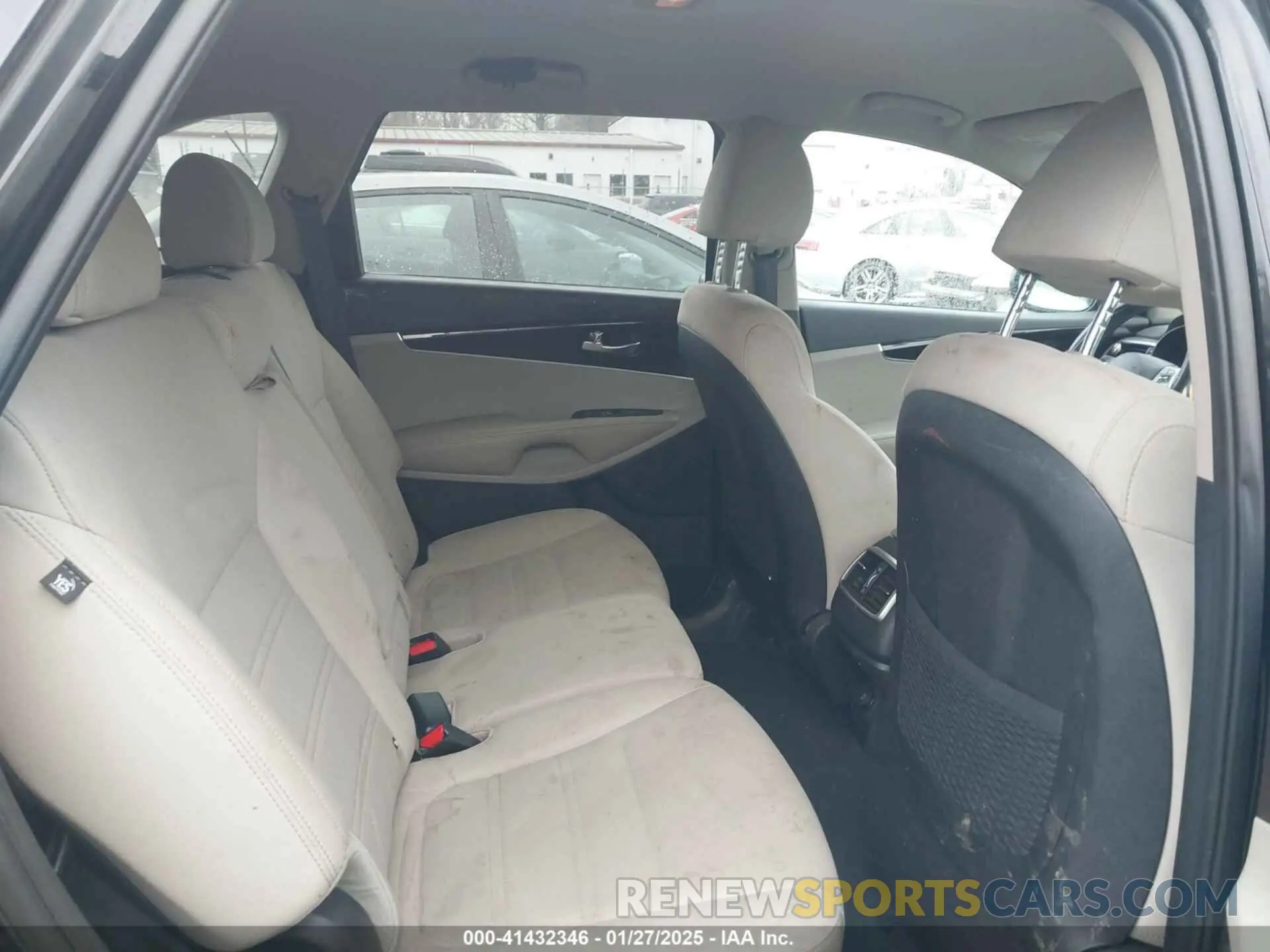 8 Photograph of a damaged car 5XYPG4A36KG575579 KIA SORENTO 2019