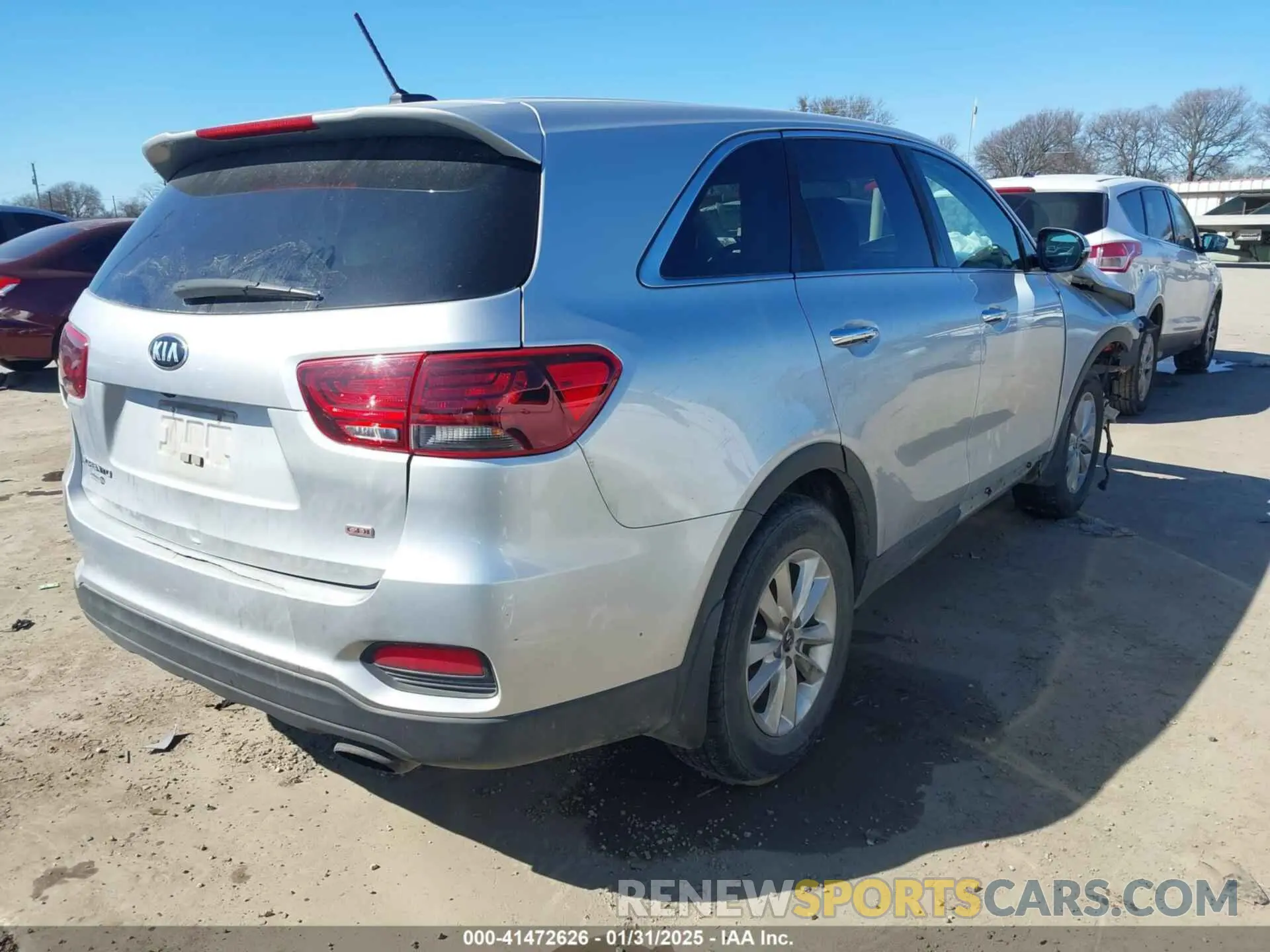 4 Photograph of a damaged car 5XYPG4A36KG579616 KIA SORENTO 2019