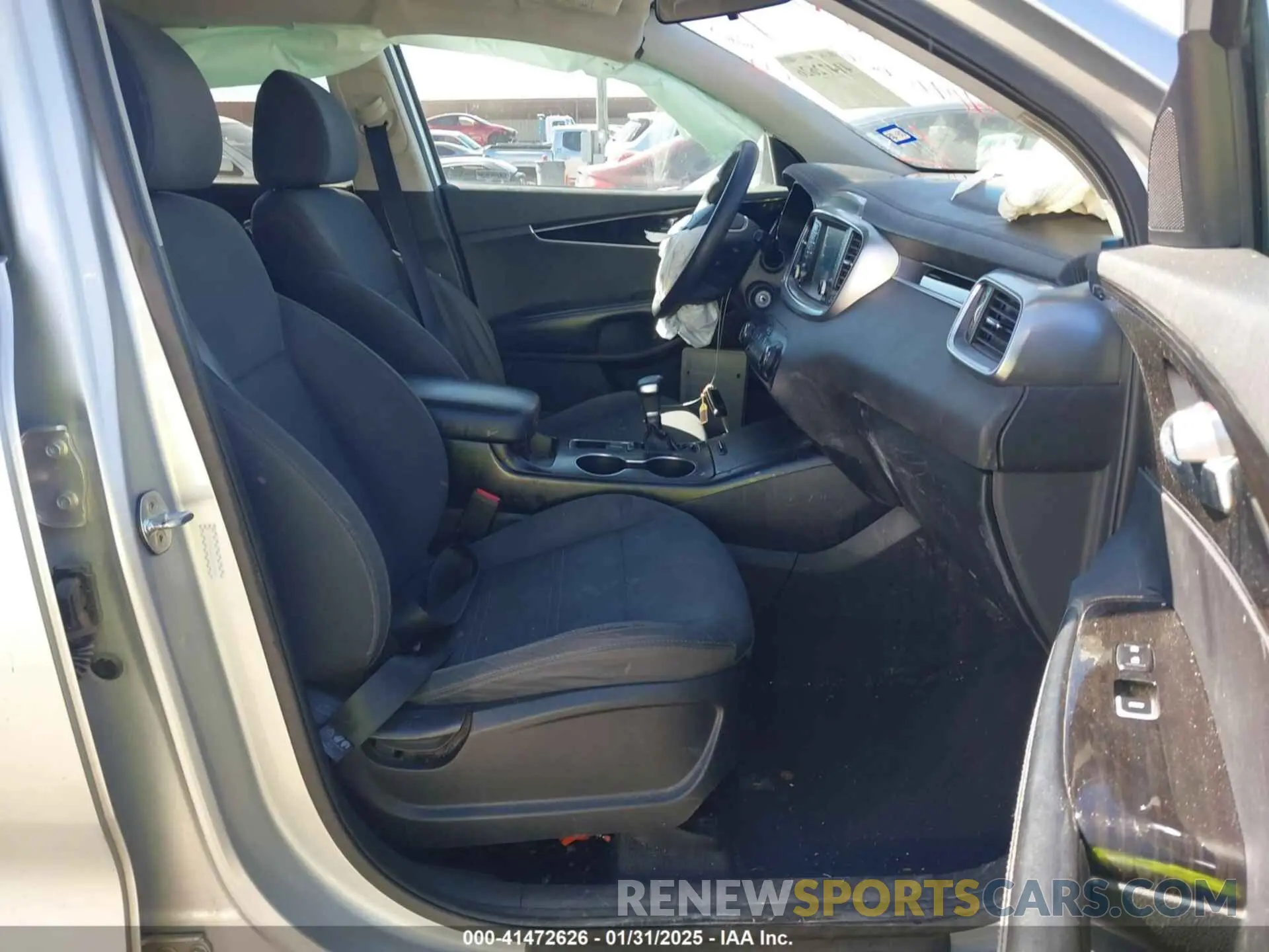 5 Photograph of a damaged car 5XYPG4A36KG579616 KIA SORENTO 2019