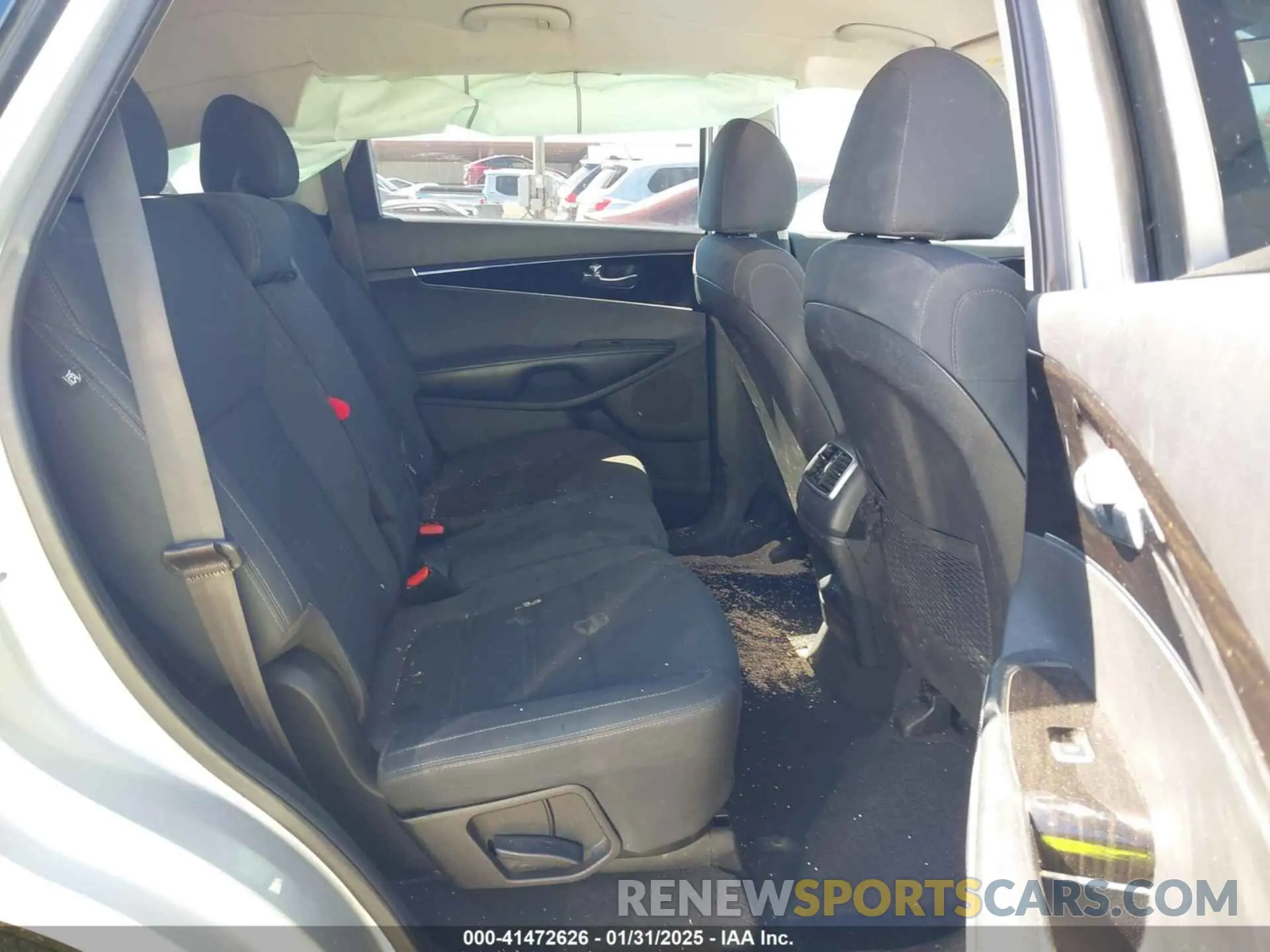 8 Photograph of a damaged car 5XYPG4A36KG579616 KIA SORENTO 2019