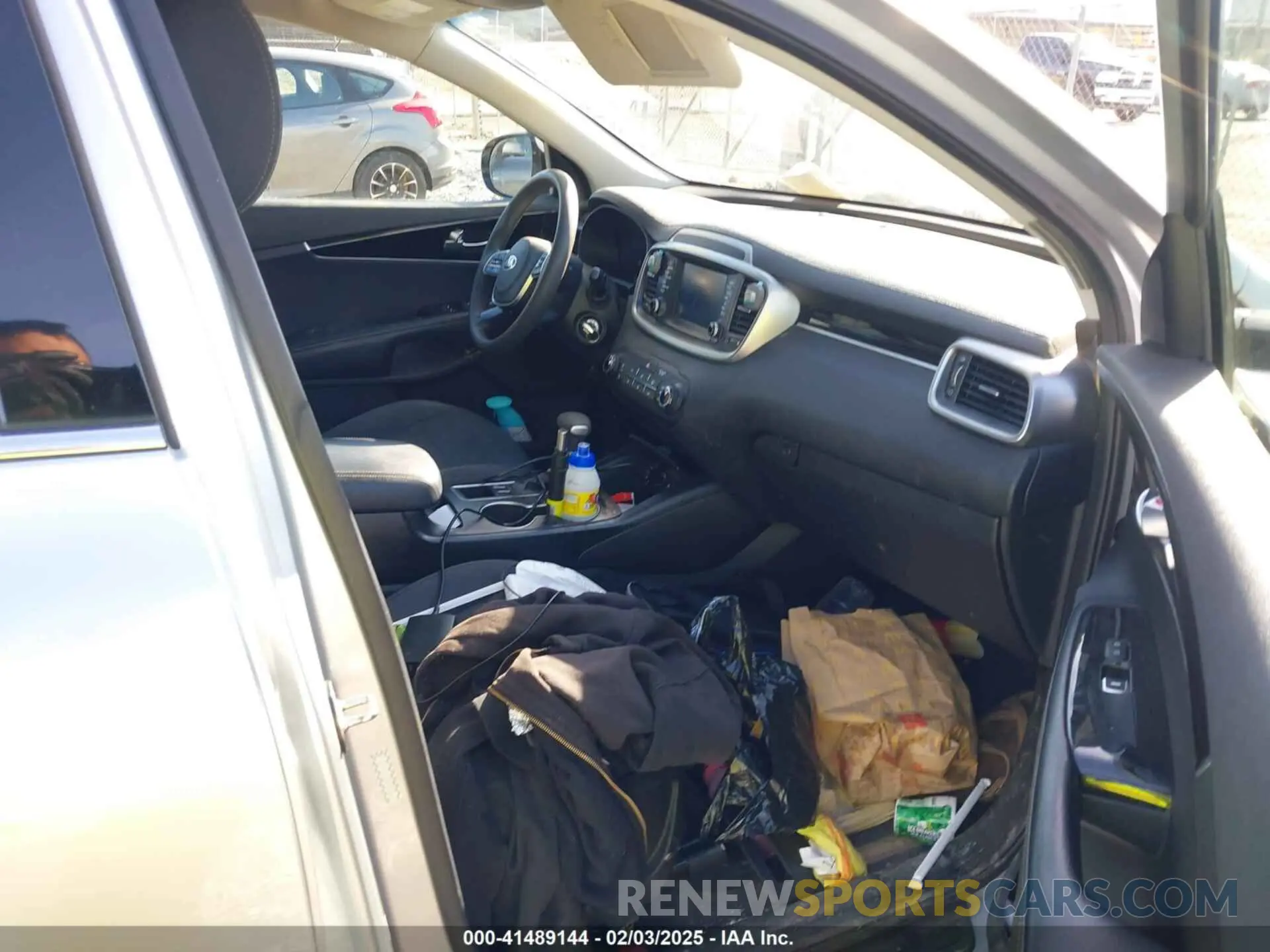 5 Photograph of a damaged car 5XYPG4A36KG583391 KIA SORENTO 2019