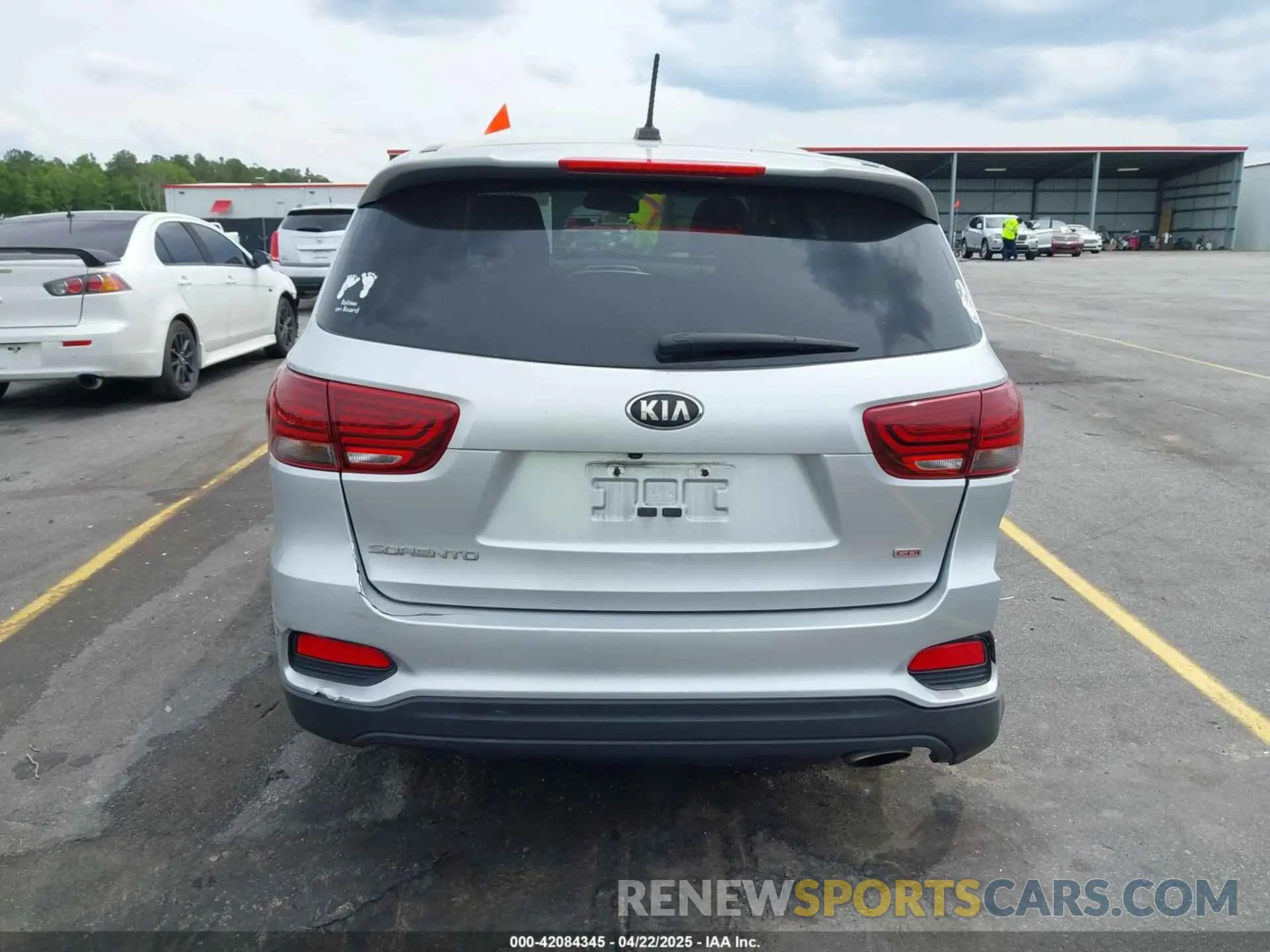 17 Photograph of a damaged car 5XYPG4A36KG593306 KIA SORENTO 2019