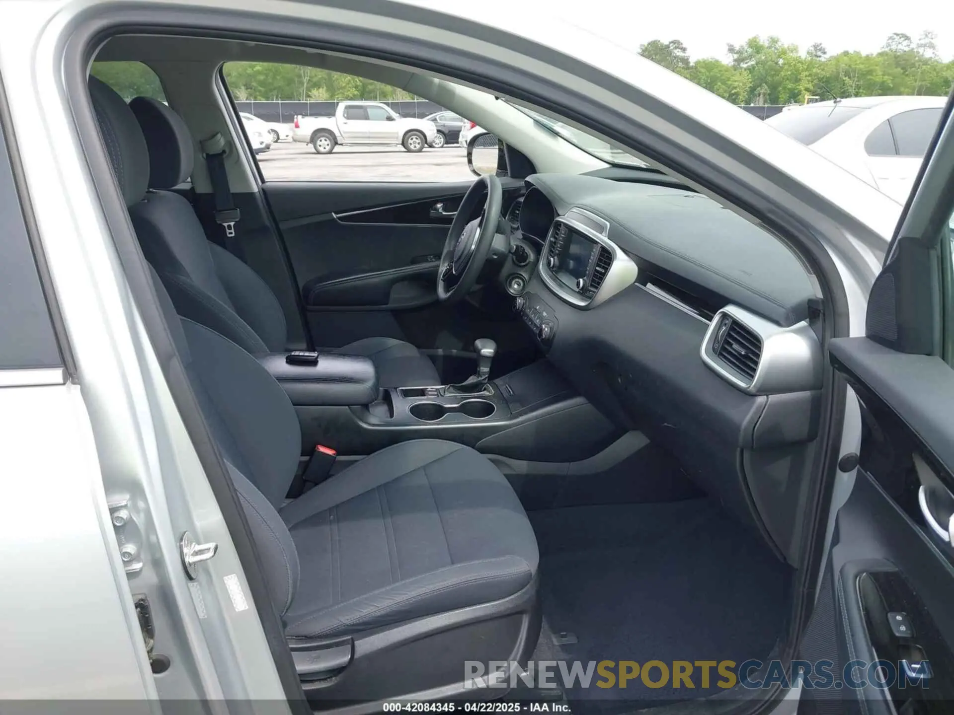 5 Photograph of a damaged car 5XYPG4A36KG593306 KIA SORENTO 2019