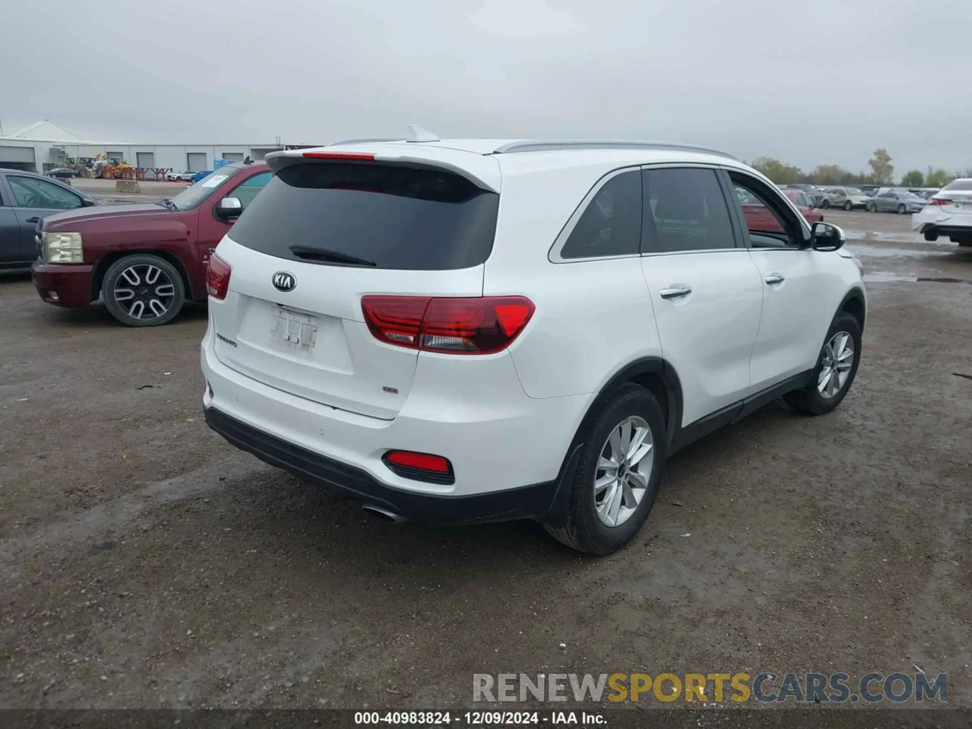 4 Photograph of a damaged car 5XYPG4A36KG605518 KIA SORENTO 2019