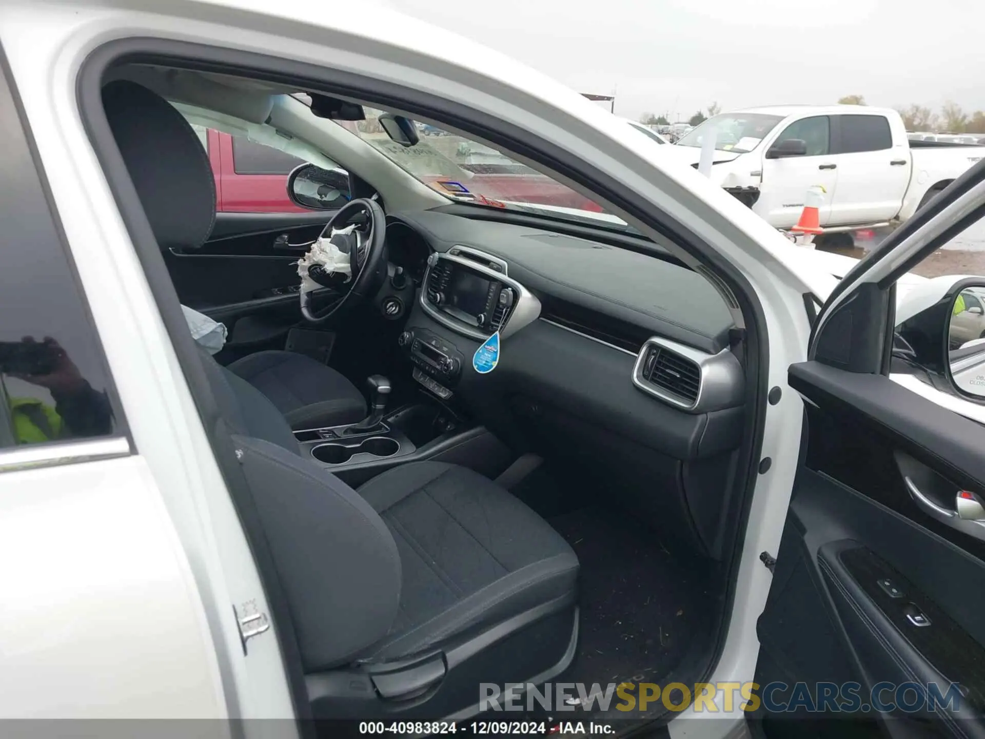 5 Photograph of a damaged car 5XYPG4A36KG605518 KIA SORENTO 2019