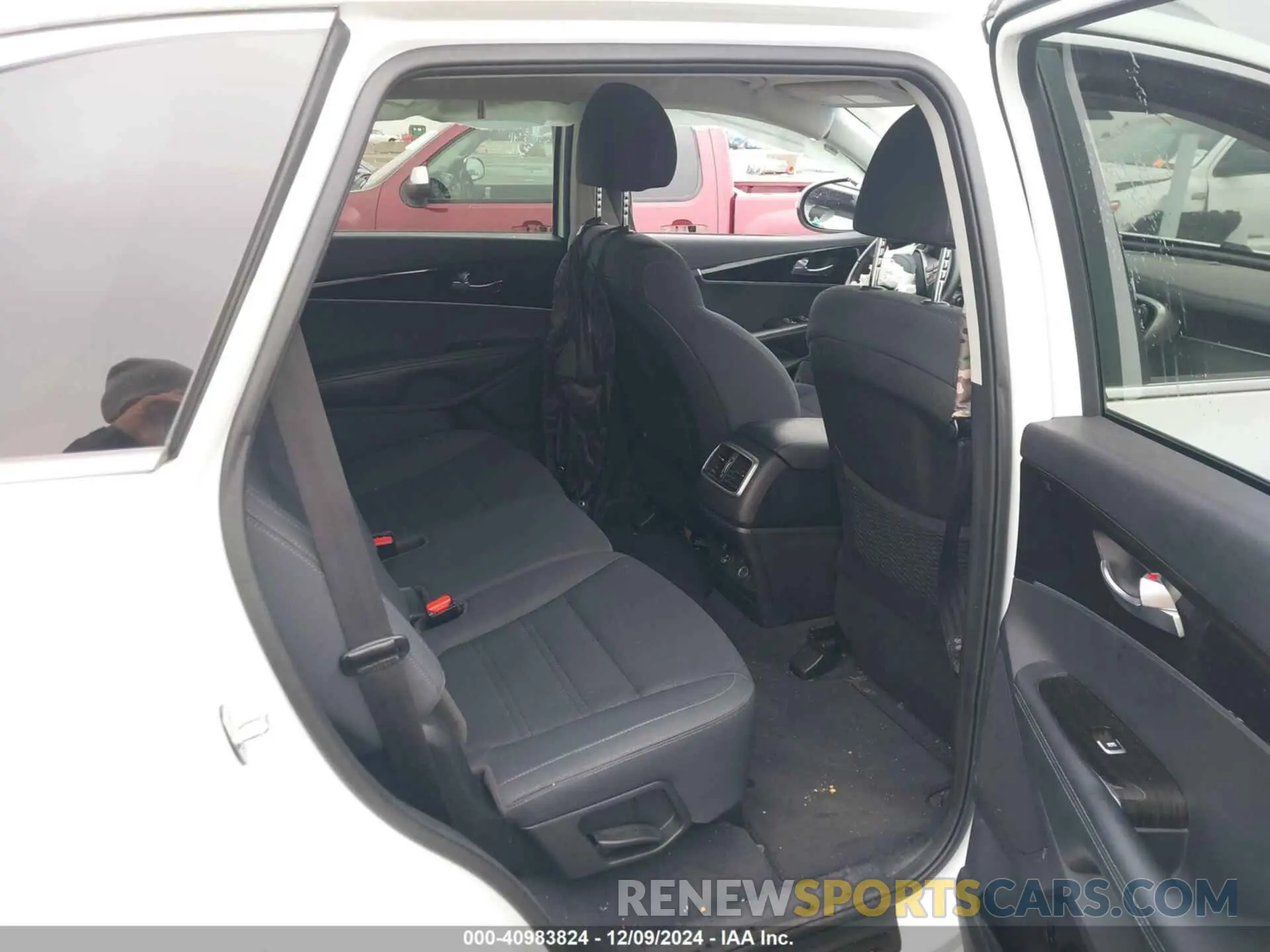 8 Photograph of a damaged car 5XYPG4A36KG605518 KIA SORENTO 2019