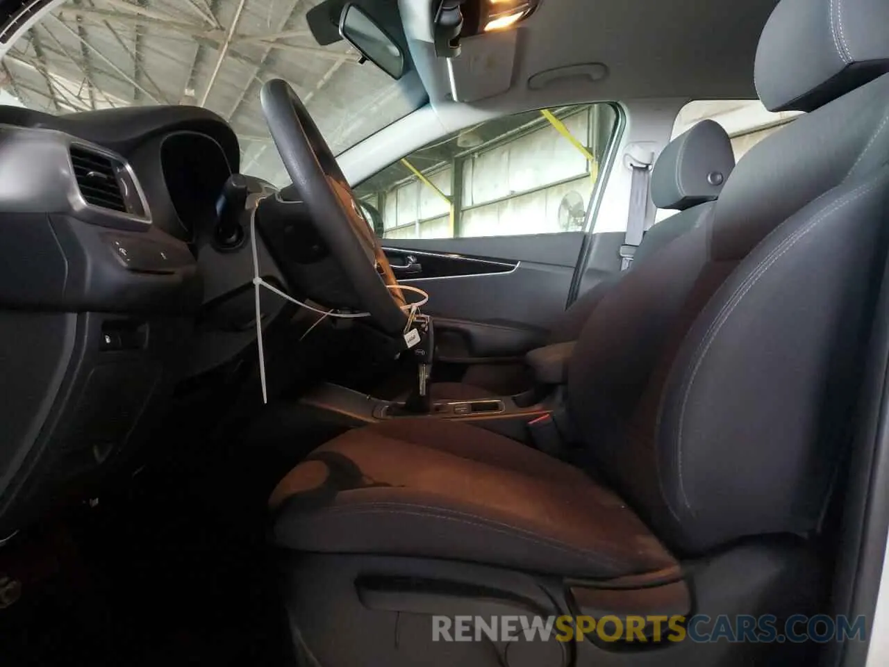 7 Photograph of a damaged car 5XYPG4A36KG611786 KIA SORENTO 2019