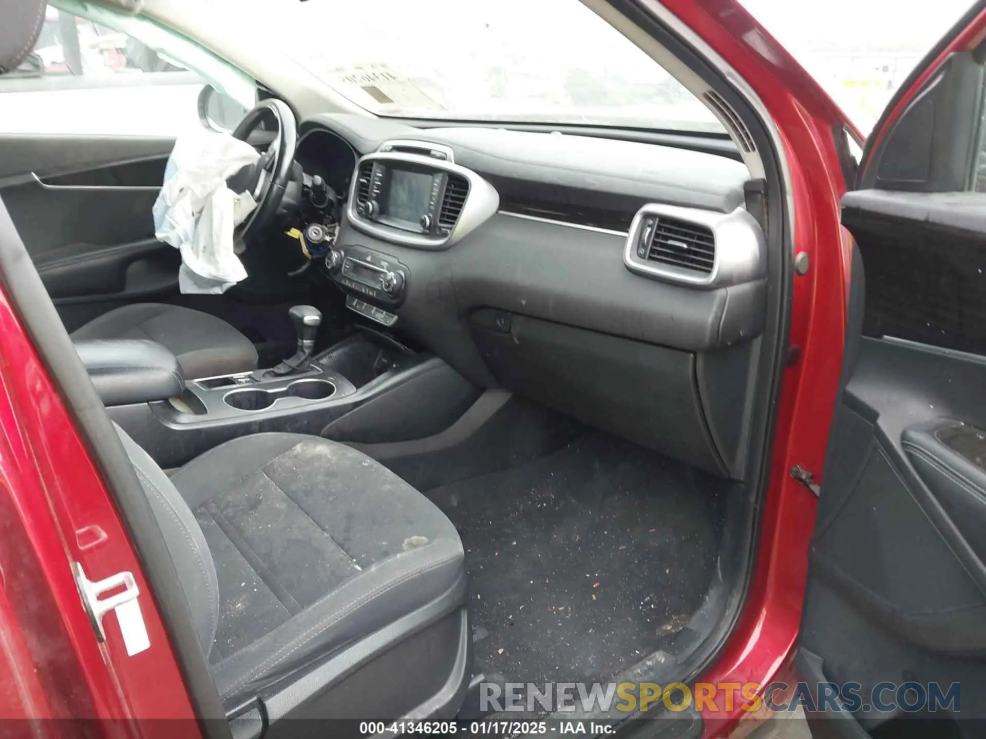 5 Photograph of a damaged car 5XYPG4A37KG465964 KIA SORENTO 2019