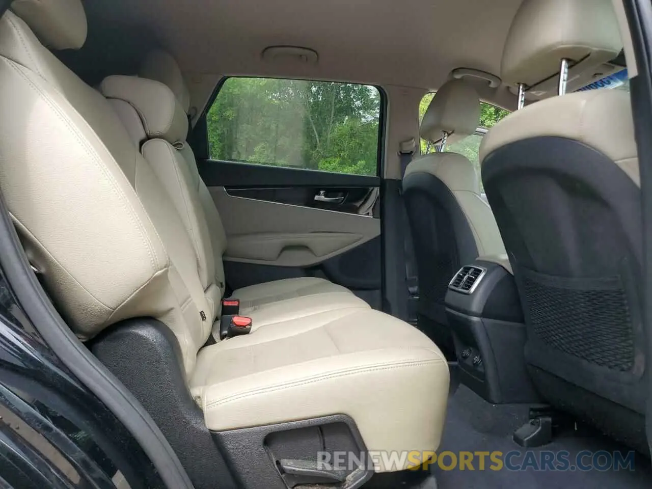 11 Photograph of a damaged car 5XYPG4A37KG480352 KIA SORENTO 2019