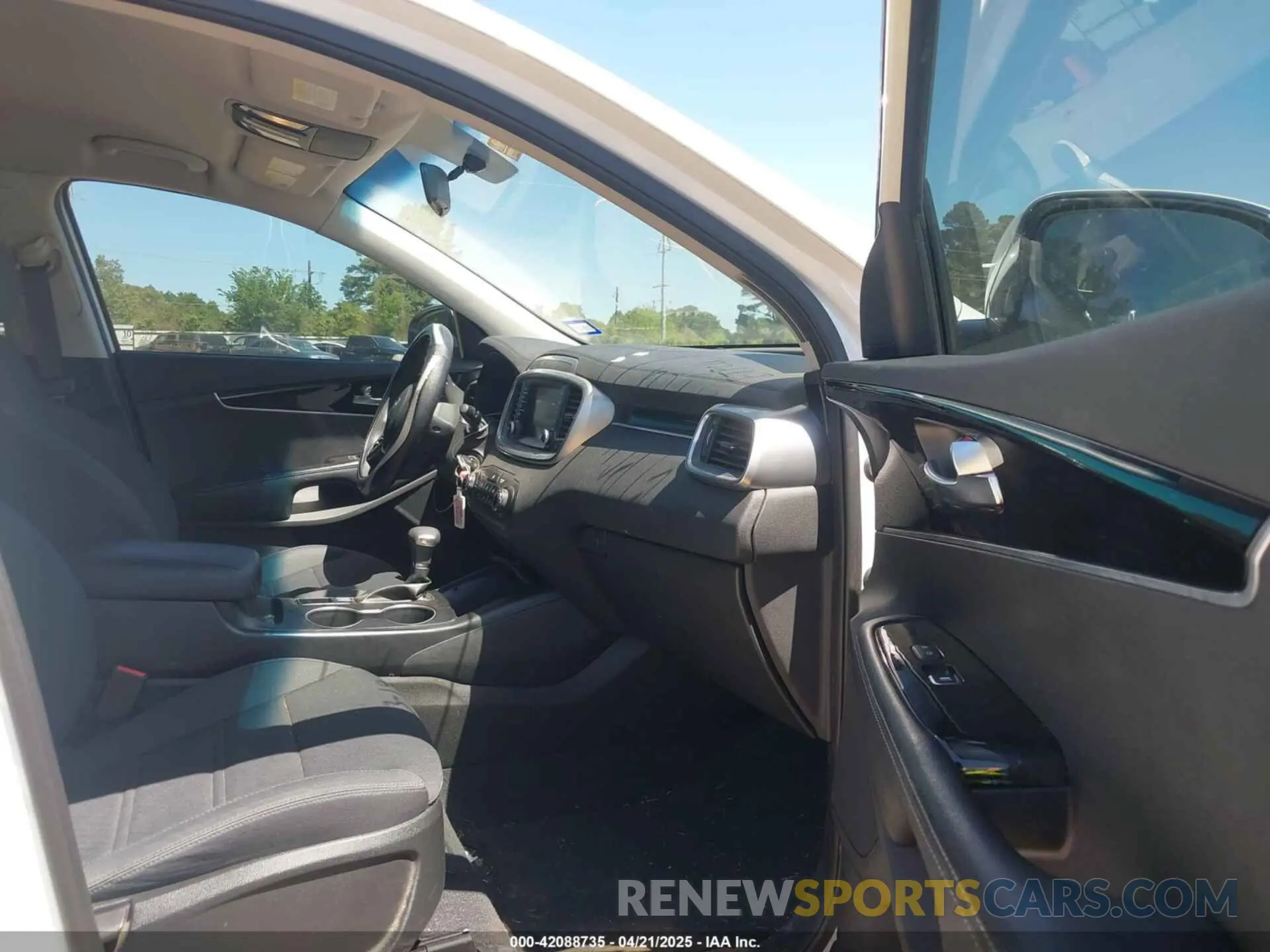 5 Photograph of a damaged car 5XYPG4A37KG511454 KIA SORENTO 2019