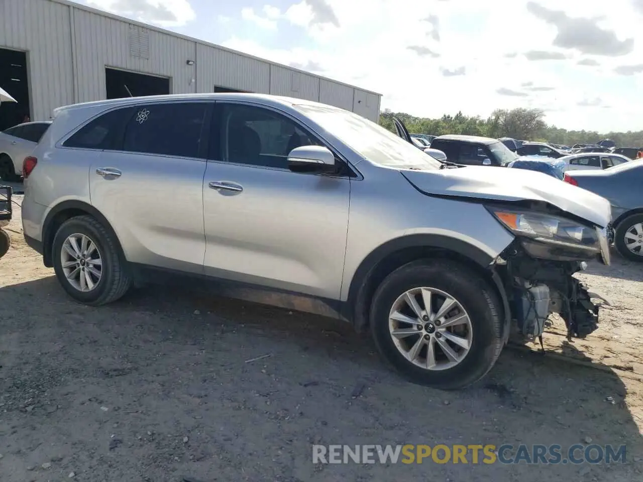 4 Photograph of a damaged car 5XYPG4A37KG516816 KIA SORENTO 2019